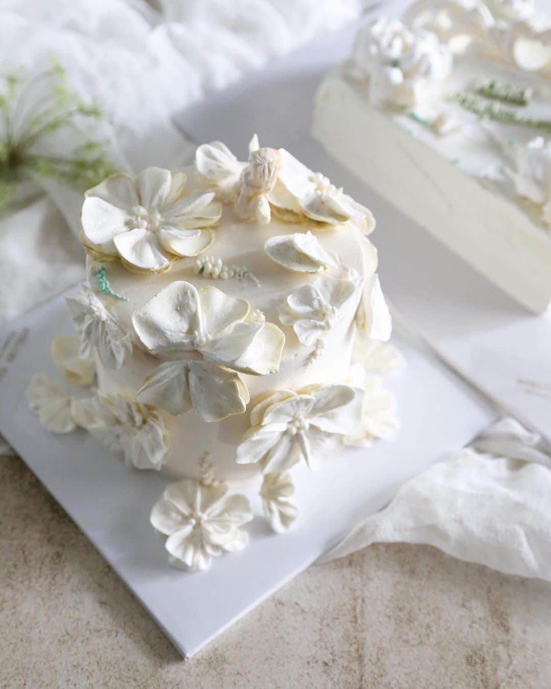 청담 수케이크 (atelier soo)さんのインスタグラム写真 - (청담 수케이크 (atelier soo)Instagram)「ㅡ @ienajoohee  10주년파티에초대받은케이크들 선생님생각하면딱떠오르는느낌으로제작된케익들입니다. 선생님과공간.그리고작품의느낌은굉장히평화롭고따듯.섬세한느낌이었어요.앞으로의이에나플라워도선생님도늘응원합니다🤍🤍🤍🕊 ㅡ #flower #cake #flowercake #partycake #birthday #bouquet #buttercream #baking #wilton #weddingcake #peony  ㅡ www.soocake.com vkscl_energy@naver.com」7月1日 21時11分 - soocake_ully