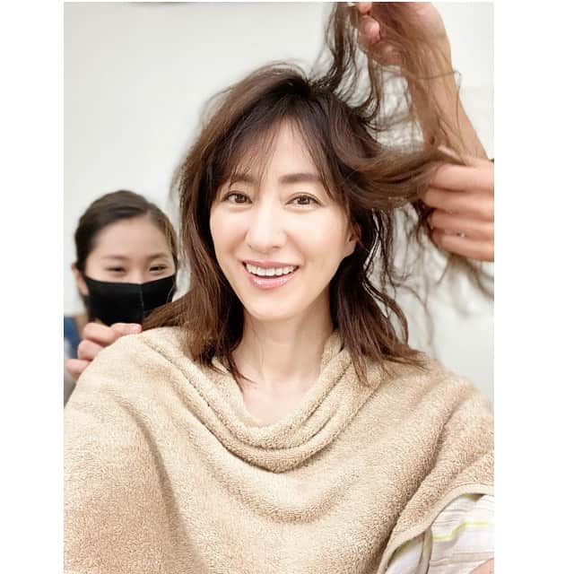 前田ゆかのインスタグラム：「本日もツルンと潤ったツヤ肌にメークしてもらいました✨✨  いつも「新鮮さ」を探り考えてくれる←本当有難い！ 田中さん @hironoritanaka_ladonna   石ちゃん @kano_ishida   仕上がりが楽しみです☻  #shooting  #beauty #ヘアーメイク田中宏典さん  #新鮮さと新しさ #ありがとうございました  #髪が伸びました」