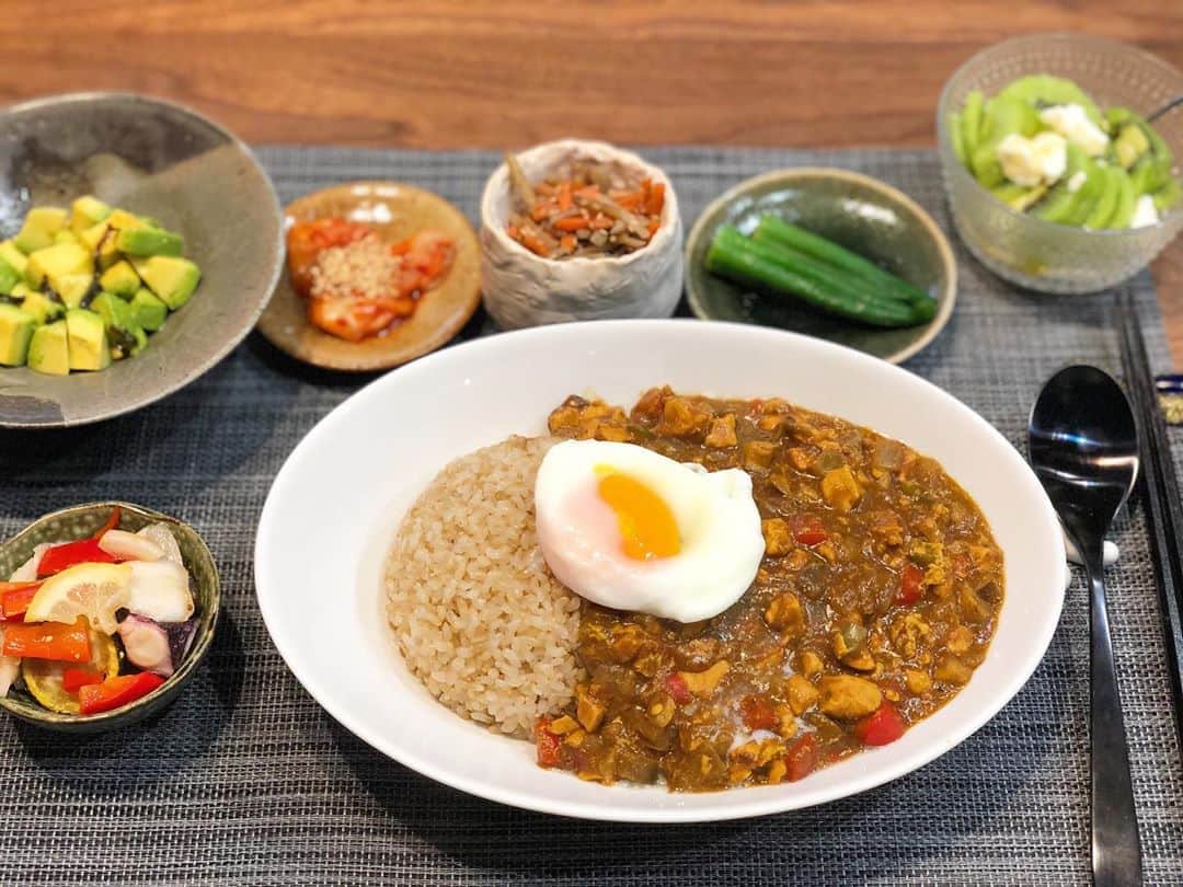 西木恵美里のインスタグラム：「#大豆粉キーマカレー #レンジで温玉 #夏野菜のマリネ #アボカドの塩昆布和え #胡麻キムチ #きんぴらごぼう #オクラの塩漬け #水切りヨーグルトキウイ  グルテンフリーのカレー粉でヘルシーなカレー🍛 暑いけど食欲が落ちないように☀️ 栄養が取れるように🧅🌶🥝  昨日、今日は暴風雨で窓が割れるんじゃないかとビビっています🗯」