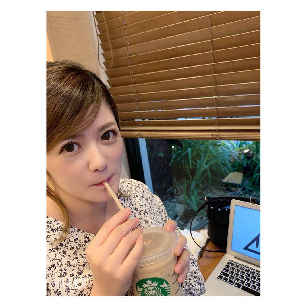 のインスタグラム：「7月のはじまり🍍🍍🍍 ❤︎ ❤︎ こんばんは⭐️ 今日から７月ですね！ ってことはもう、2020年が半分終わったのか〜 っておもうとすんごくはやいね😯 いまの環境でも、ハッピーをたくさん増やしていけるように下半期もいろいろと用意をしているので楽しみにしててくださいっ🎶  ソーシャルディスタンスな打ち合わせも、 やっぱり画面越しよりテンションが上がる⤴️ レジ袋の有料化、ストローもペーパータイプになってってすこしでも私たちの生きる地球がきれいになったらいいよね🌍  もう少しでYouTubeチャンネル登録者数が5000人、 カタコイ。のミュージックビデオ再生回数が30000回を達成しそう❗️✨ 達成記念で新しいビデオが発表される予定なのでたくさん観てね❤️ AIMI 「カタコイ。」 https://m.youtube.com/watch?v=6JLZXxzkHsI  ps.ファンクラブgalleryが更新されました♪ 企画も練っているので会員の皆さまお楽しみに〜😘  #AIMI#Life#singersongwriter#stereopony#meeting#coffee#soylatte#starbucks#スタバ#eco#そーしゃるでぃすたんす」