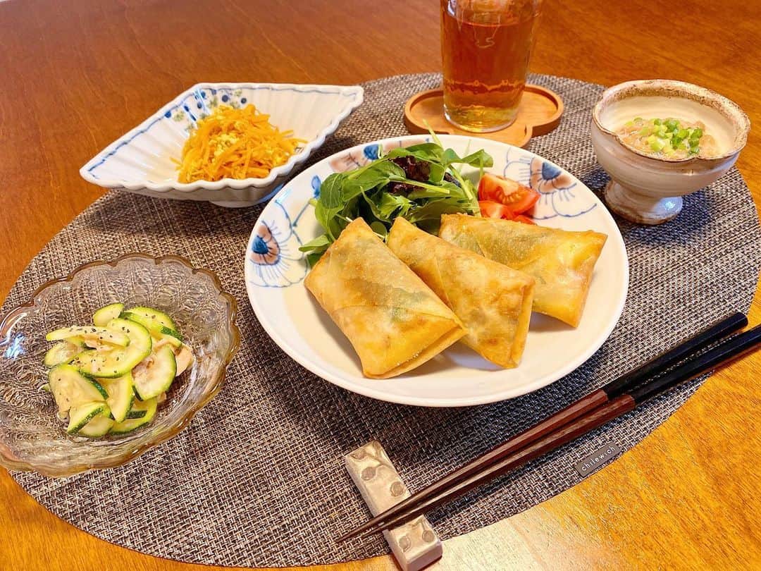 平有紀子のインスタグラム：「○豚肉の大葉チーズ春巻き ○人参しりしり ○ズッキーニとツナのマリネ ○納豆 . この時期になるとズッキーニのマリネばかり作ってしまう🥒 他のズッキーニのレシピも探してみよう🍽 おすすめあったら教えてください😋 . . 今日から7月🎋 下半期スタートかぁ。早いなぁ🌻 . . #晩ご飯 #お家ごはん #晩ご飯記録 #春巻き #人参しりしり #田井将博 さん #横井佳乃 さん #高原真由美 さん #古谷製陶所 #古谷浩一 さん #九谷焼 #九谷青窯 #信楽焼」