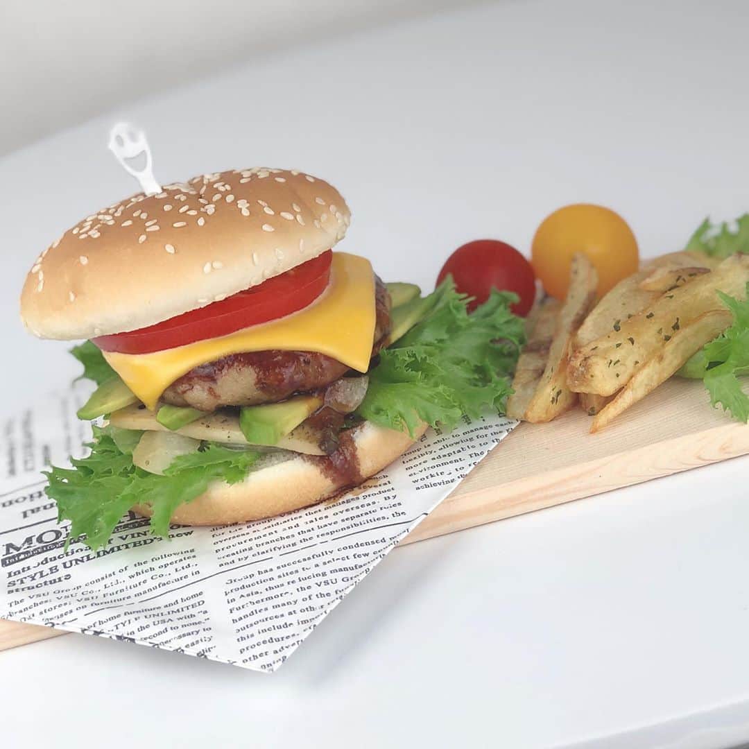 伊藤小春さんのインスタグラム写真 - (伊藤小春Instagram)「・﻿ パパ特製バーガー🍔﻿ ﻿ うちのパパはお料理が上手で、休みの日は昼も夜もちょっと凝ったものを作ってくれます。。　﻿ ﻿ ﻿ 土曜日は朝からルンルンで買い出しに行ってる（かわいい）﻿ ﻿ ﻿ #ハンバーガー　#手作りハンバーガー」7月1日 21時32分 - koharu_ito_