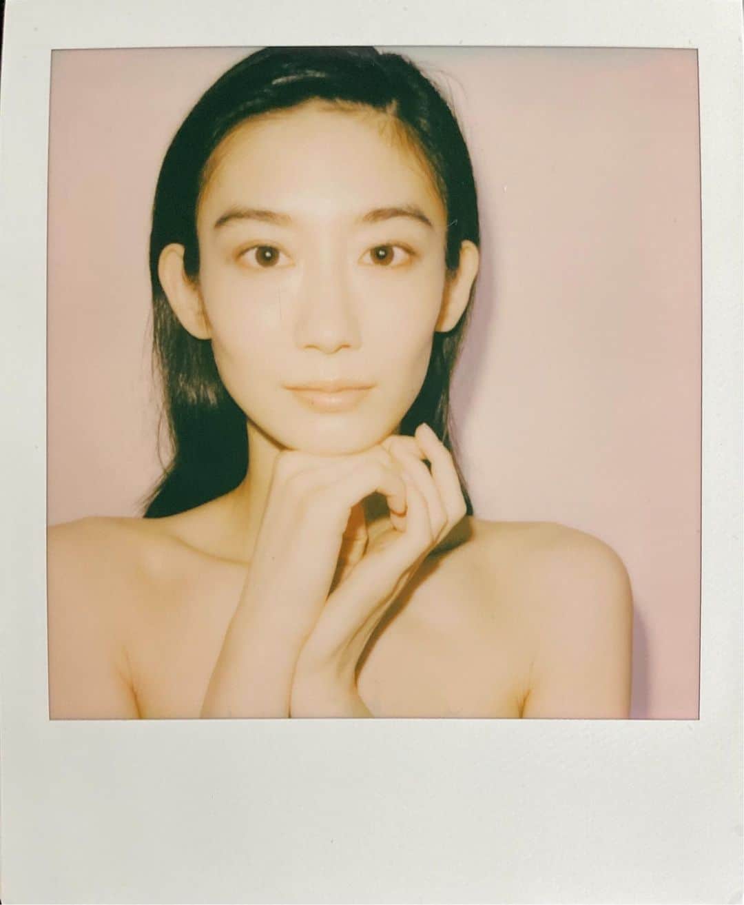 中田絢千さんのインスタグラム写真 - (中田絢千Instagram)「はろー、七月。🌔#polaroid   photo by @kentaro_minami_official  makeup by @shihominishio」7月1日 21時29分 - ayaka_nakata