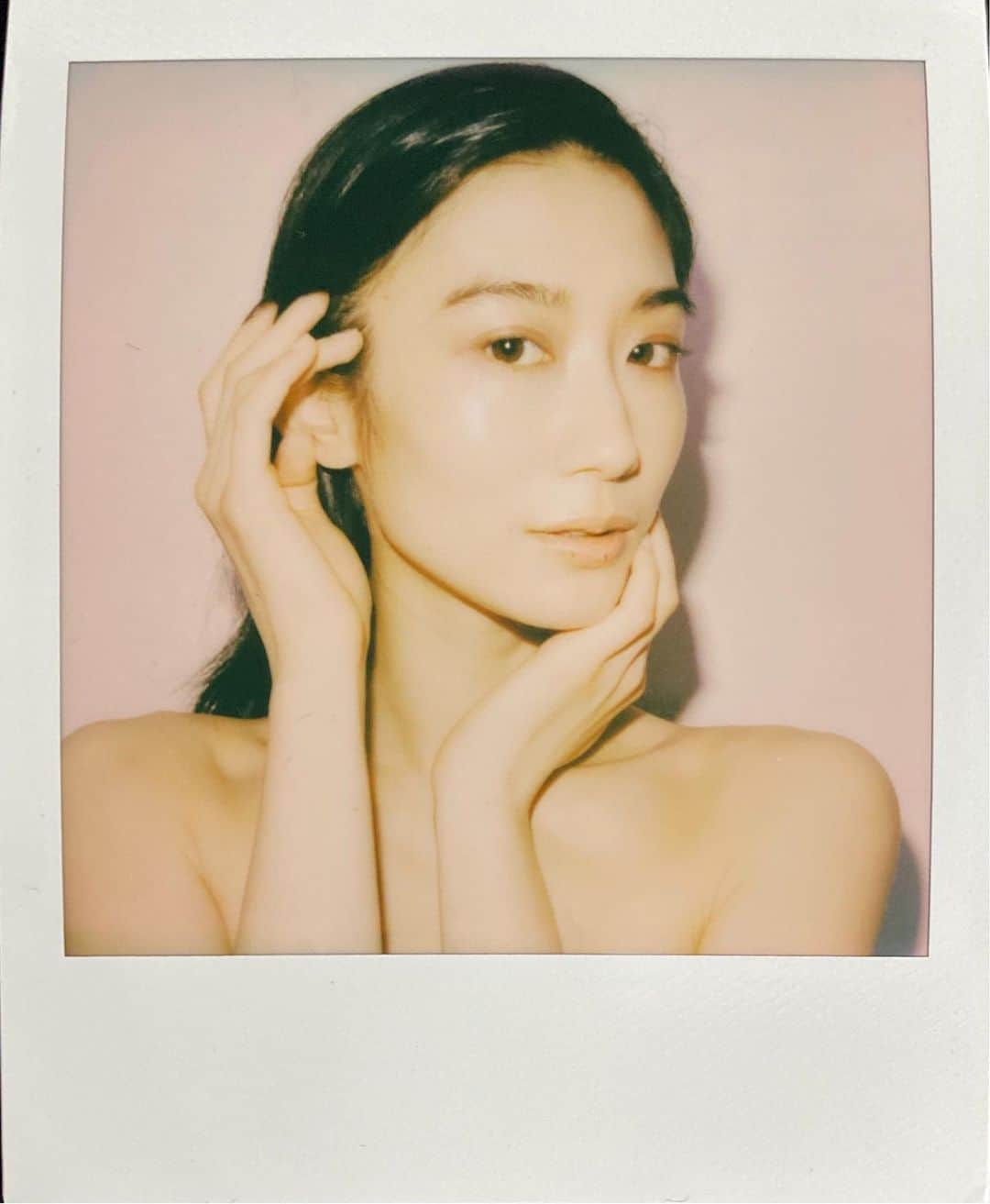 中田絢千のインスタグラム：「はろー、七月。🌔#polaroid   photo by @kentaro_minami_official  makeup by @shihominishio」