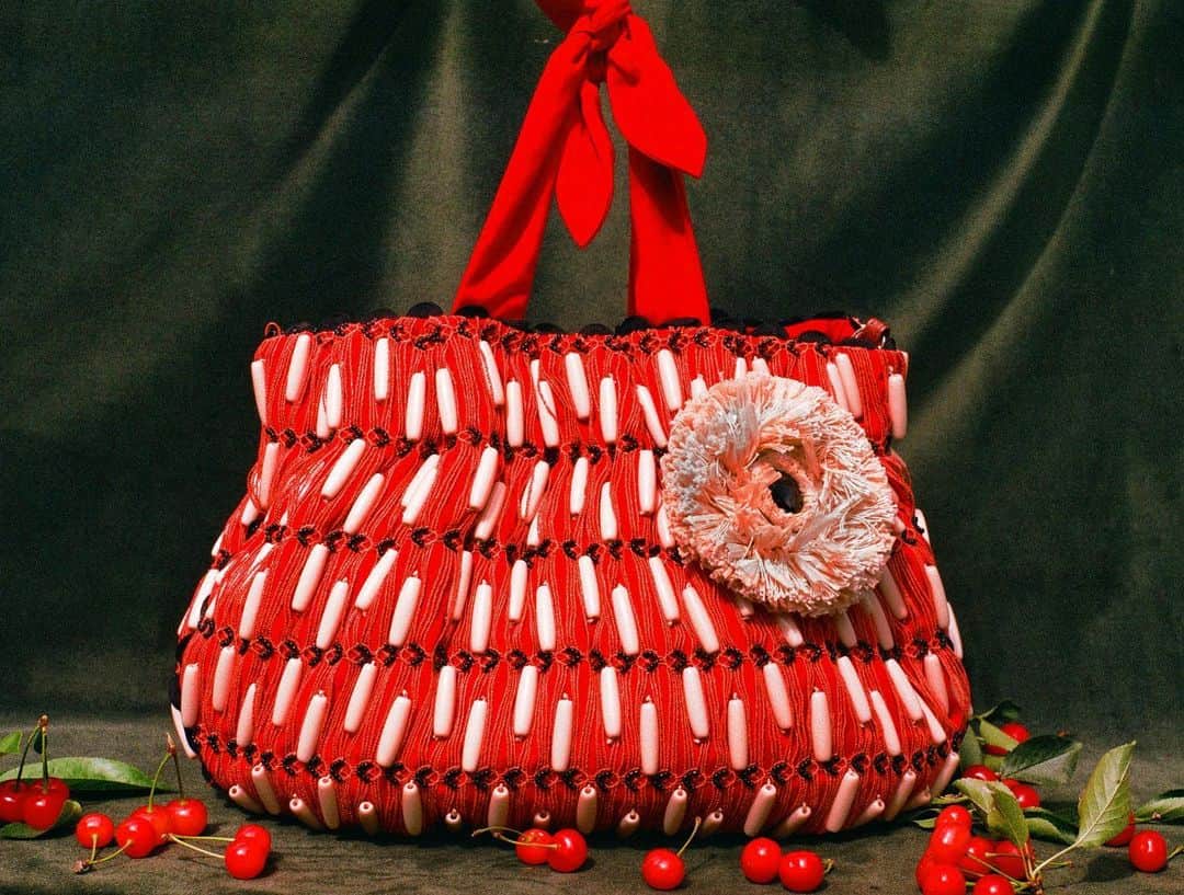 ジャマンピュエッシュのインスタグラム：「A luxury version of a market bag, the Mireille is covered with contrasting resin tubes placed on a coloured net-like lace.」