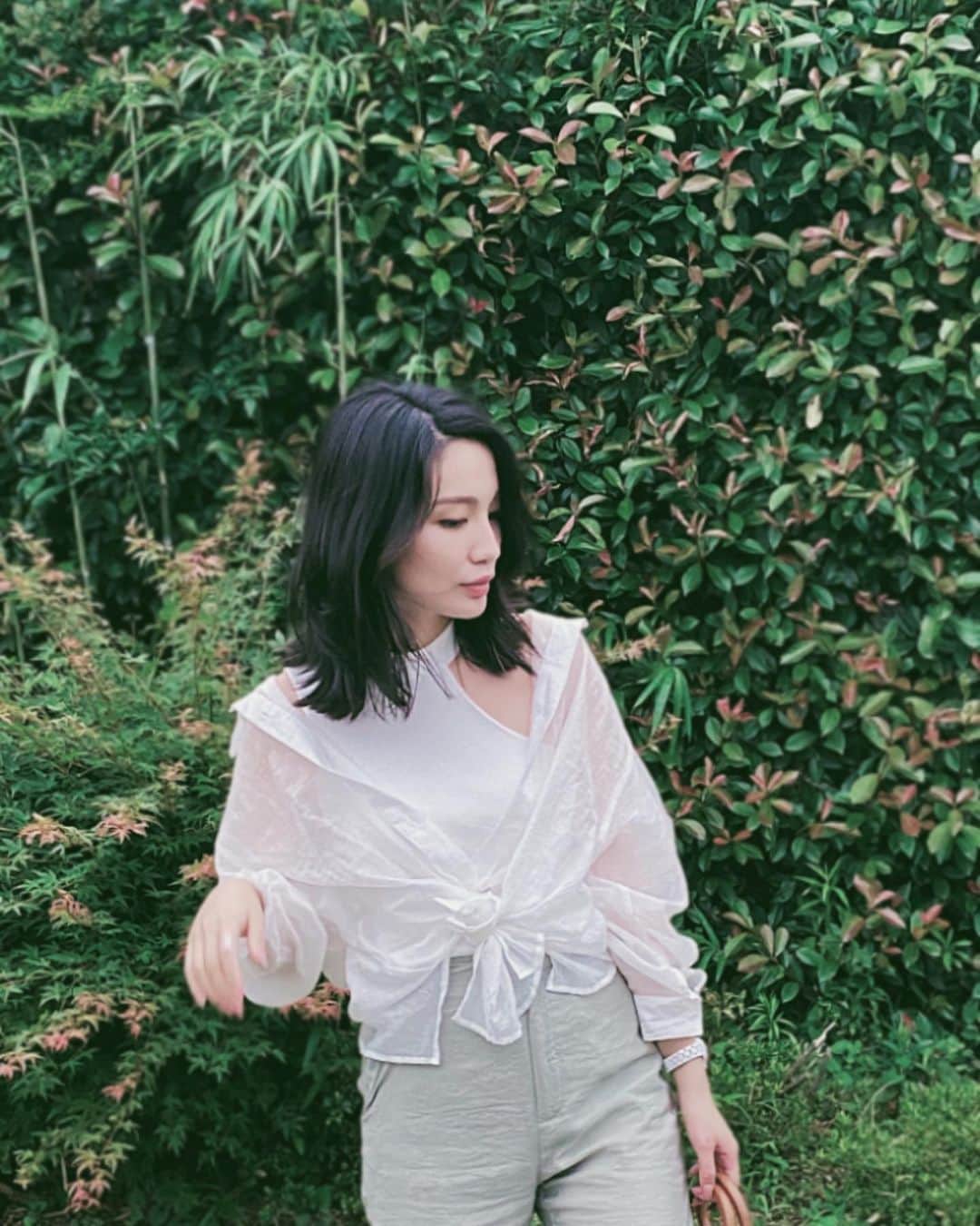 吉田愛璃のインスタグラム：「. . green🌿🌿🌿  #ootd #私服 #ミントグリーン #アラサーコーデ #大人コーデ #色物好き #黒髪 #梅雨 #シアーシャツ #パンツスタイル #気付いたらフットネイルもミントグリーン」
