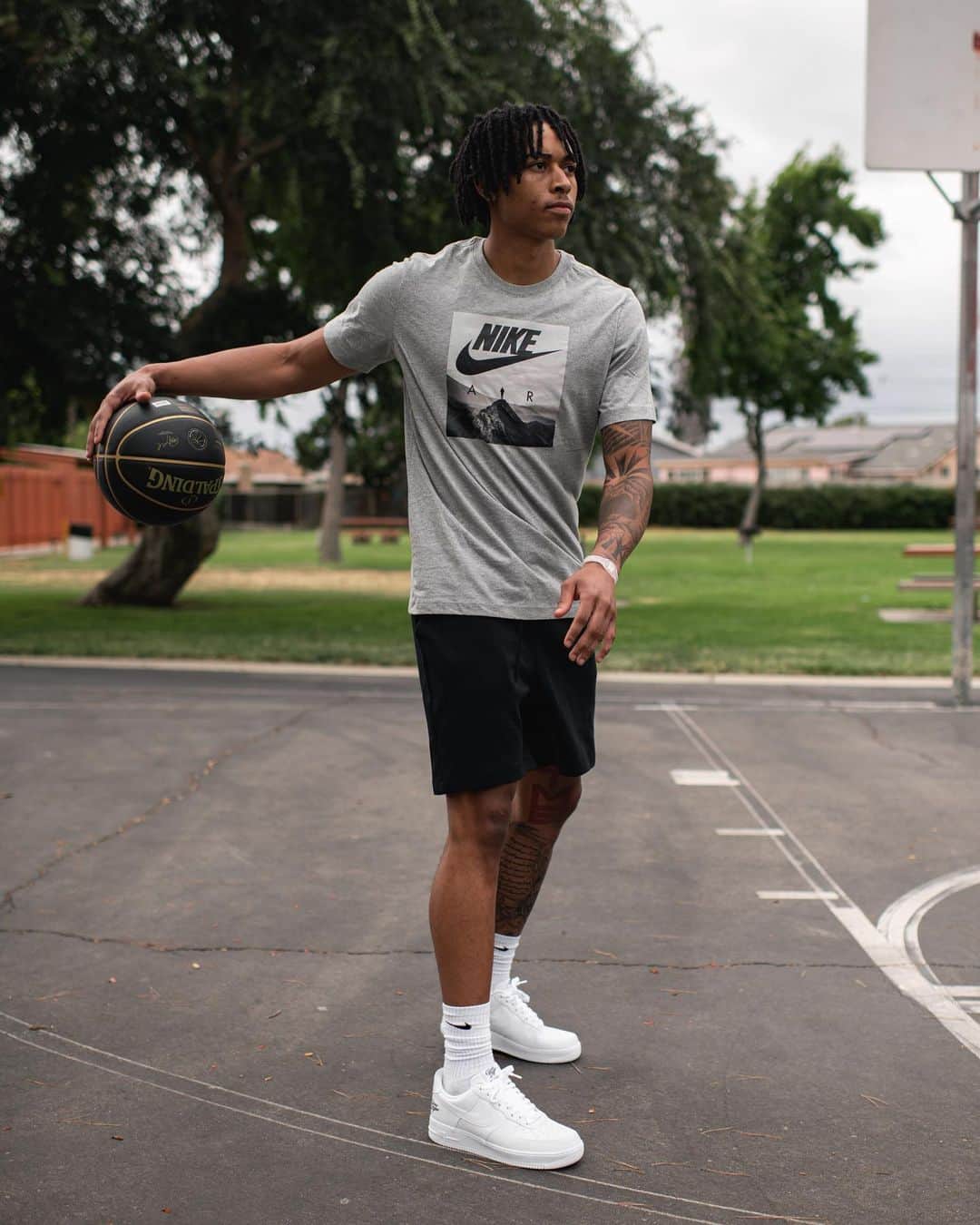 Foot Lockerさんのインスタグラム写真 - (Foot LockerInstagram)「The latest #Nike AF1 extends a nod to the @drewleague , the annual basketball tournament whose objective is to bring the kids of South Central, streetball legends and professional stars together, all for the love of basketball in Los Angeles. Coming soon to LA locations. 🎓🏀 @footlockerla will be donating the proceeds of the sales of the Drew League AF1 to the City of Compton to further assist in bringing the love of basketball to the youth of Compton.」7月1日 21時40分 - footlocker