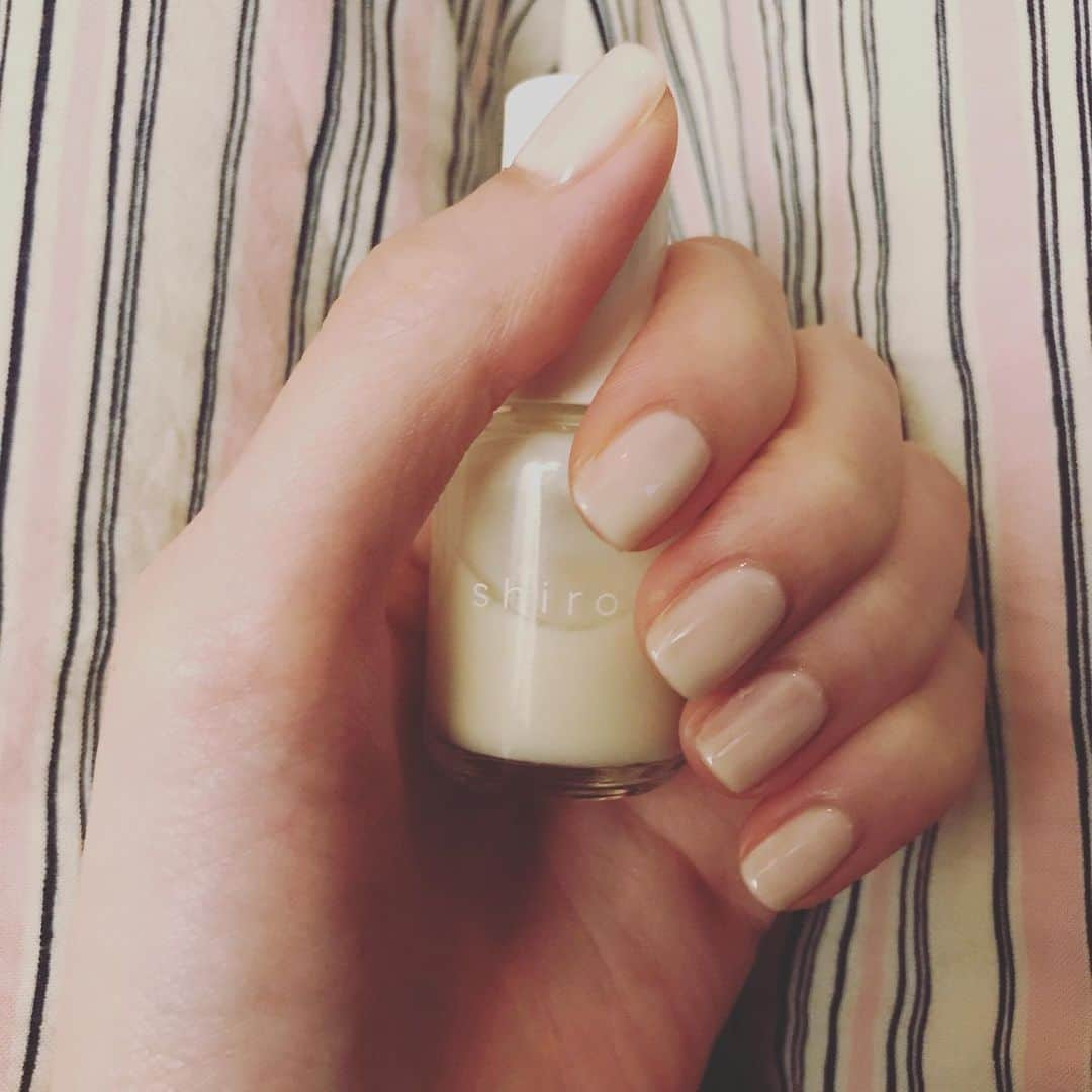 Karinのインスタグラム：「shiro 最近やたら白い物に目がいく。 手も足も白！  指はアンテナらしいw  #nail #white #shiro #ネイル #Keep yourself calm #常識を外す #必要ないものは捨てよう #古い社会システムを手放そう #誹謗中傷はやめよう #自然を感じて #古事記　#日本のヒミツ　#宇宙のヒミツ #聖書　#シナリオ #スピリチュアル　#バシャール　#並木良和　 #覚醒　#次元上昇  #反ワクチン派 #自己免疫を高めよう #都市伝説　 #アセンション  #点と点を結んで線に #自由な選択 #愛と調和の世界へ」