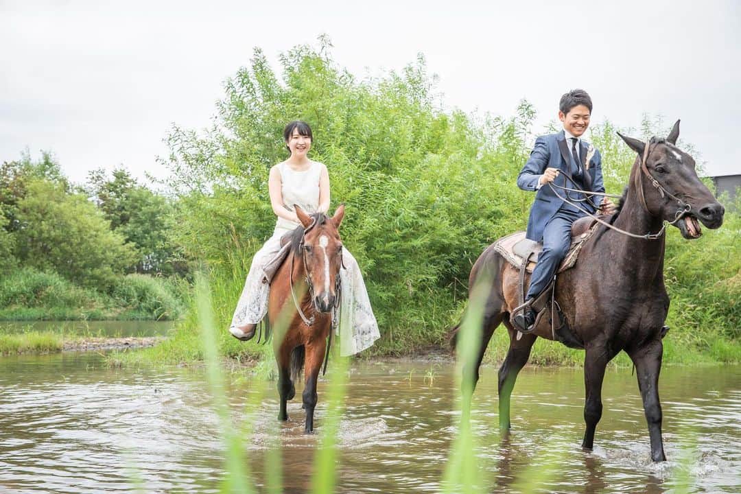 STUDIO SOLAさんのインスタグラム写真 - (STUDIO SOLAInstagram)「北海道で乗馬を楽しむ🐎﻿ ﻿ 大人気のラベンダー期間、ご予約は残りわずかですのでお早めに！﻿ ﻿ \\オンライン相談会はじめました//﻿ ご予約はプロフィール欄のホームページリンクから✨﻿ ﻿ ﻿ ﻿ ﻿ ﻿ #パッチワークの丘  #STUDIOSOLA﻿ #スタジオソラ ﻿ @decollte_weddingphoto @decollte_weddingstyle @d_weddingphoto_jp﻿ #weddingphoto  #instagood #結婚式前撮り #新婚旅行 #チェリフォト #北海道旅行﻿ #富良野 #北海道前撮り#牧場 #ロケーションフォト #tokyo_camera_club #前撮り#東京カメラ部﻿ #weddingdress #prewedding #写真好きな人と繋がりたい #ひまわり畑  #ラベンダー  #ウエディングヘア﻿ #wedding #結婚写真 #前撮り #プレ花嫁#卒花嫁 #日本中のプレ花嫁さんと繋がりたい #結婚式﻿ #結婚式準備」7月1日 21時41分 - studiosola_hokkaido