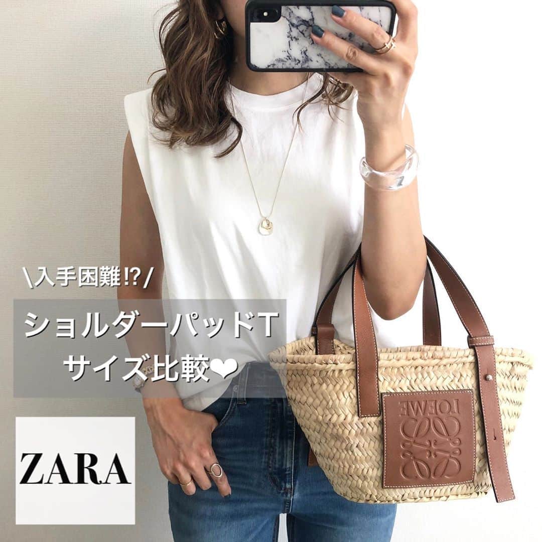 Miyoのインスタグラム：「2020.7.1 ・ 先日postしたZARA ショルダーパッドTシャツの色違い、ホワイト(Sサイズ)が届きました♥️ フォロワーさんからサイズ感の違いを見たいとリクエストがあったので比べてみました☺️ (ブラックはMサイズです♡) ・ 身長165cm。 着画の比較は3枚目です♡➡︎ Mサイズの方が着丈が少し長め。 肩幅も長めで二の腕を隠す面積が大きくなります。 着た感じ、私はMサイズが好みでした❤︎ 小柄な方や華奢な方はSサイズ、身長が高めで肩幅が広い方、ゆったり着たい方はMサイズがいいかなと思いました♡ ・ あと、ホワイトは肩パッドが若干透けます😂 (私は気にせず着ますが❤︎) 気になる方はブラックやブラウンがいいかもしれないです🙌🏻 洗濯はネットに入れて1度しましたが、肩パッドが寄ったりすることもなかったです☺️ ・ ショルダーパッドTシャツ…#ZARA インナー…#UNIQLO#ユニクロ ハイウエストシガレットアンクルジーンズ…#GU サンダル…#ジーユー#NIKE#アクアリフト バッグ…#loewe#beautifulpeople ピアス…#ザラ バングル…#stellarhollywood アクセサリー…楽天 ・ ・ ・ #ZARAコーデ#ザラコーデ#ZARA購入品#ザラジョ#GUコーデ#ユニクロコーデ#夏コーデ#ノースリーブ#ママコーデ#ママファッション#プチプラコーデ#プチプラファッション#着回しコーデ#シンプルコーデ#カジュアルコーデ#デニムコーデ#30代コーデ#大人カジュアル#大人可愛い」