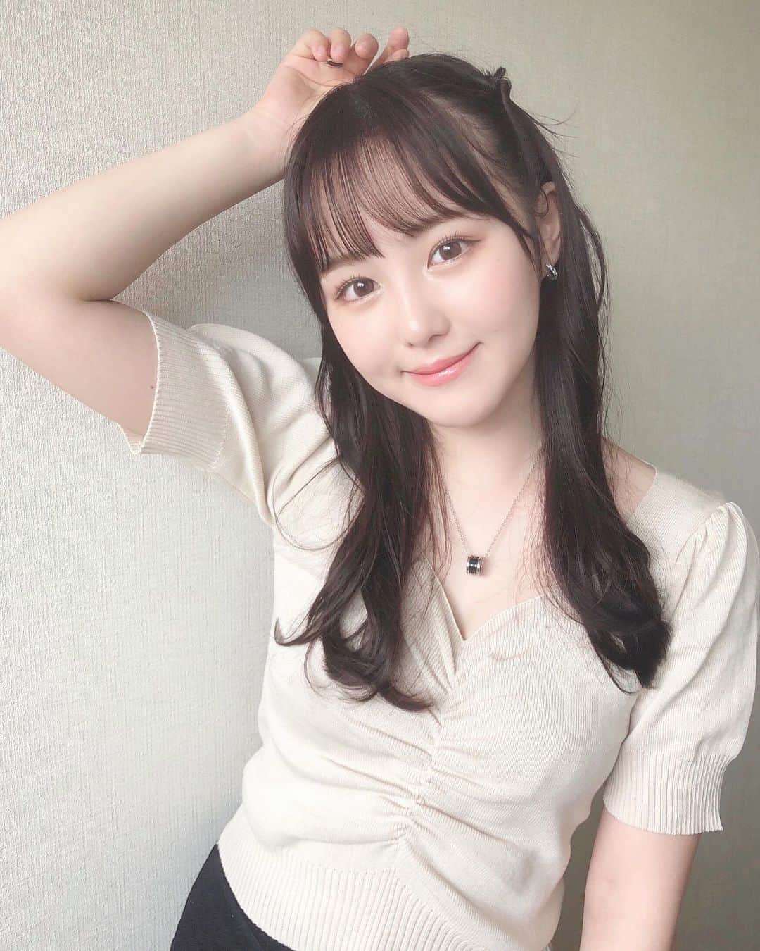伊藤小春のインスタグラム：「・﻿ きゅんです☺️💛﻿ ﻿ ﻿ 下半期の流行語になるってテレビでやってたの﻿ でもなんだか恥ずかしいので3枚目にしました……笑﻿ ﻿ ﻿ 目頭のハイライトをいつもより強めにしたら、﻿ いい感じにキラキラしてくれて嬉しい！﻿  #ハーフツイン　#chuu」