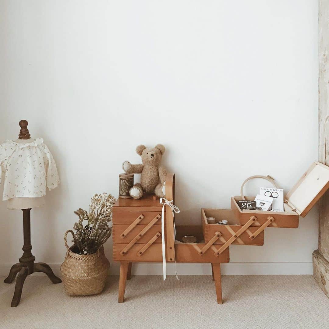yuiのインスタグラム：「vintage sewing box from England. 職場から届いた素敵なお祝い🇬🇧 お気に入りのソーイングセットを入れてみたけど、とりあえずはメイク道具やアクセサリーを入れて使うことになりそう◎ 長く使えるアイテムなので、いつかむすめに受け継いでもらうのも素敵だなぁ♡」
