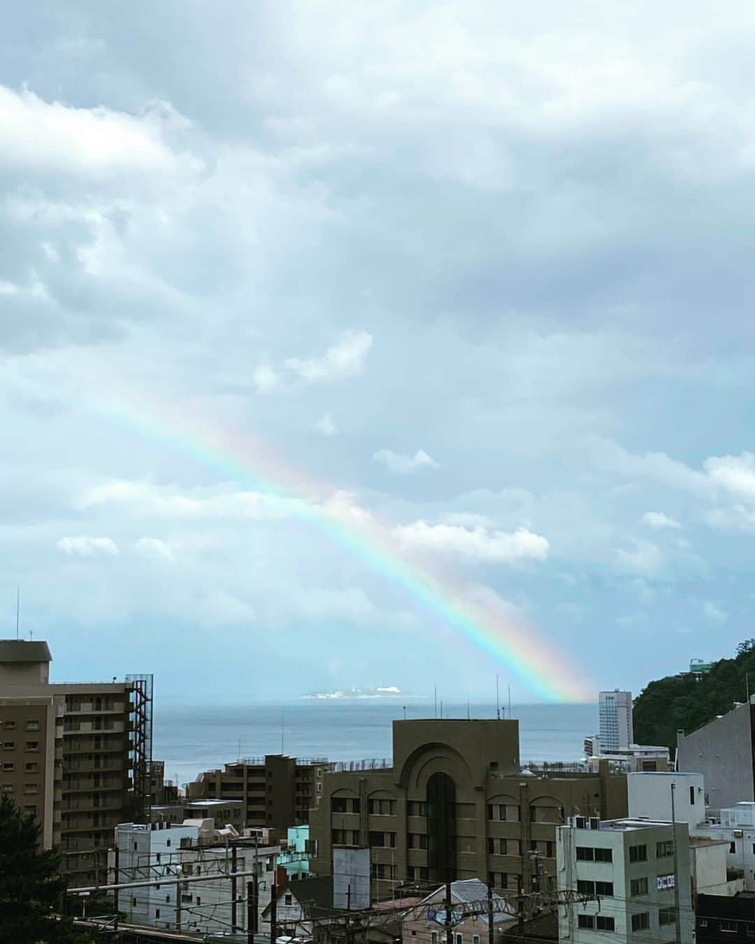 熱海市のインスタグラム：「なんともいえない天気だけど🌈❤️ #熱海の空きれい #熱海の空 #🌈 #にじ #虹 #熱海の空にひかりが #熱海の空に虹🌈 #2020の後半始まります #熱海にひかりがありますように #いいことある #運気アップで #皆で #七色のひかりを熱海に与えようね #皆さんのチカラを熱海へ #あたみのちから #熱海のチカラ #熱海のちから #最強 #わたしの熱海 #2」