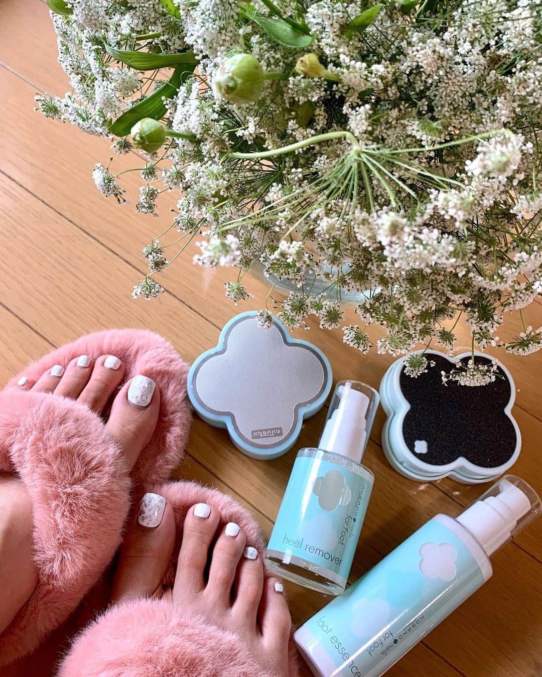 松原汐織のインスタグラム：「#beautytips  撮影の時に靴をスタイリストさんに履かせてもらうことがあるのですが(我が儘ではなく衣装の都合上)、 「げ😵私のかかとカサカサ。恥ずかし〜」と先日なりまして。 急いでケアしました👣👣👣 ・ やり過ぎは角質が逆に硬くなると聞いたことがあり、以前は怖くてケアはプロにお任せしていたのですが、今はなるべく自宅ケアを充実させたくて🙋🏻‍♀️✨ @kobako_official nails for Footのケアラインを使用したら、一回でツルツルかかとになりました☺️💗 柔らかくなるリムーバーパックが効いた気がしているのですが、足用の美容液もサッパリとした塗り心地が気に入っています。 ・ フットジェルネイルは @sisi.nailsalon 💅🏻 マットホワイト×シルバーの箔がツボで視界に入る度にキュンとしています🥺(2枚目📸) ・ ツルツルかかと＆かわいいネイルの自信満々フットでお送りしております😤笑 ホームケアでオススメのアイテムを色々と見つけたので、また紹介させてください〜❤️❤️❤️ ・ #しおりの美容道 #フットケア #フットジェルネイル #kobakonailsforfoot #footcare」