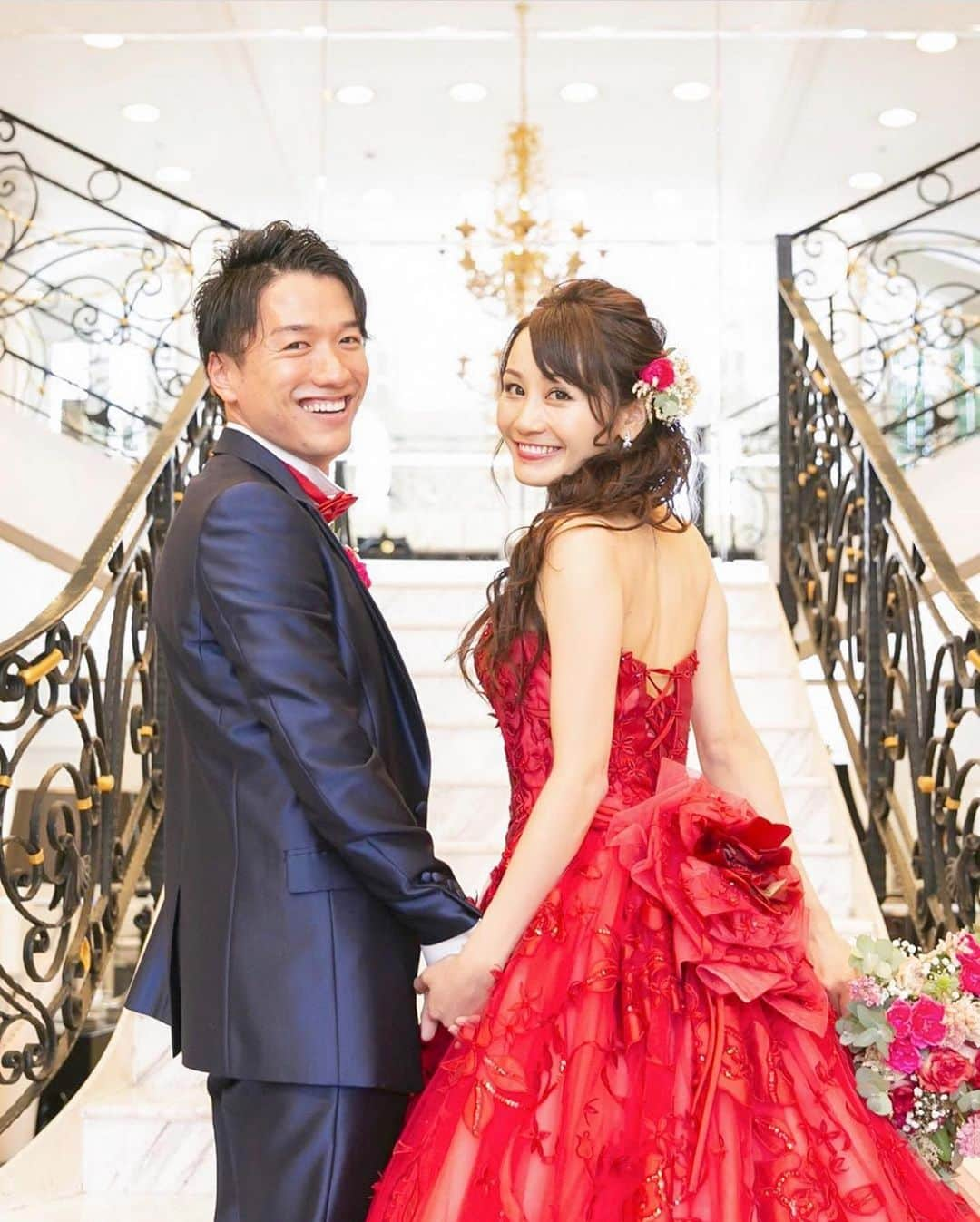 ベストブライダル公式さんのインスタグラム写真 - (ベストブライダル公式Instagram)「@bestbridal.jp 💒 ベストブライダルの花嫁さんは #ベストブライダル花嫁 #BB花嫁 にお写真を投稿してください♩ . . 会場名：#アプローズスクエア名古屋  @applause_square_nagoya  . アプローズスクエア名古屋で撮影された 階段ショットをご紹介します👗 . カバー写真は、真っ赤なカラードレスがキラリと輝くとてもゴージャスなお写真🎶 . 素敵なドレス👗と 高級感あふれる階段が相まってとってもロマンチックです💞 . その他のお写真もアプローズスクエア名古屋で撮影された 素敵な階段ショットばかりなので ぜひスワイプをしてチェックしてみてくださいね✨ . . ＼ウェディングフォト募集中❤️／ . 当アカウントでリグラムOKなベストブライダルの卒花嫁orプレ花嫁の皆様は、 #ベストブライダル花嫁 もしくは  #BB花嫁 のハッシュタグをつけて投稿をお願いします💕 . . ※BB花嫁に投稿があったお写真をリグラムする際は個別にご連絡は行っておりません🙇予めご了承ください＊* . . ＝＝＝＝＝＝＝＝＝＝＝＝ 💒ベストブライダルとは？ ＝＝＝＝＝＝＝＝＝＝＝＝ . ＊アートグレイス  ＊セントグレース ＊アプローズスクエア ＊ストリングス ＊アフロディテ . など、全国（東京、横浜、浦安、千葉、仙台、名古屋、大阪、京都）でゲストハウスを運営し、多くのお客様の人生の節目となるウエディングを手がけています💕 . また、多くのお客様にお帰りいただけるレストラン、ホテルもご用意しています🍴 . . 💒【各会場のアカウントについて】 私たちの会場は @bestbridal.jp のフォロ一覧からご覧頂けます✨ . 💐【ブライダルフェアの予約について】 各会場のアカウントのプロフィールURL🔗にある会場HPからご予約いただけます✨ . . ＝＝＝＝＝＝＝＝＝＝＝＝ 💗たくさんの、LOVEを届けよう ＝＝＝＝＝＝＝＝＝＝＝＝ . #たくlove 私たちのブランドスローガンは「たくさんの、LOVEを届けよう」💕 . お客様との出会いは、一生における祝福の瞬間を祝う、始まりです。 . 私たちはお客様との出会いを大切に、おふたりの人生を祝福し続ける存在でありたいと考えています🕊 . ベストブライダルは、世の中で1番、たくさんのLOVEが届く瞬間をお祝いする企業を目指します♡  . . . #結婚式 #花嫁 #プレ花嫁 #卒花嫁 #結婚式準備 #ウェディング #ウエディング #ベストブライダル #日本中のプレ花嫁さんと繋がりたい  #婚約指輪 #婚約 #プロポーズ #結婚式場 #結婚式レポ  #2019春婚 #2019秋婚 #2019夏婚 #ブライダルフェア #ウェディングフォト #プレ花嫁準備  #たくさんのloveを届けよう #前撮り #振り向きショット」7月1日 21時40分 - bestbridal.jp