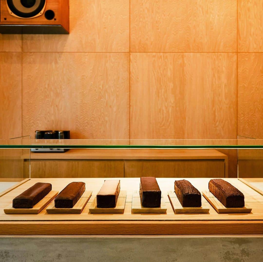 のインスタグラム：「Minimal The Baking 代々木上原 店長の力武です。﻿ ﻿ 本日、代々木上原店は1周年を迎えることができました。初めてのことばかりで試行錯誤の連続でしたが、お客様に支えられこの日を迎えることができ心から感謝しています。﻿ ﻿ 2年目、もっと愛されるお店作りに精進致しますのでよろしくお願いします。﻿ ﻿ ﻿ #MinimalChocolate #MinimalBeanToBarChocolate #BeanToBar #BeanToBarChocolate #craftchocolate #ミニマルチョコレート #ミニマルビーントゥバーチョコレート #ビーントゥバー #板チョコ #クラフトチョコレート #カカオ #富ヶ谷 #奥渋  #代々木上原  #銀座 #おうちカフェ #スイーツ部 #手土産 #東京カフェ #カフェ巡り #東京グルメ #tokyo #テイクアウト #東京テイクアウト #お取り寄せスイーツ #手作り #代々木上原カフェ #代々木」