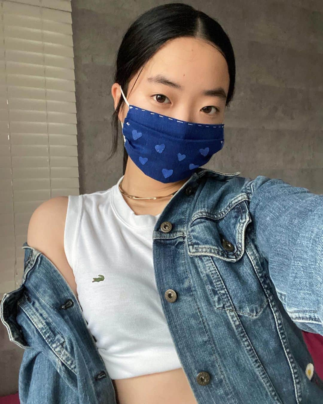 AKIKOのインスタグラム：「«denim on denim on denim» Today I took a break from staring at the screen and made a mask!  #ellegirlmaskfashion 手縫いです。ミシン買おうとゆっくり調べてたら買いそびれちゃった」