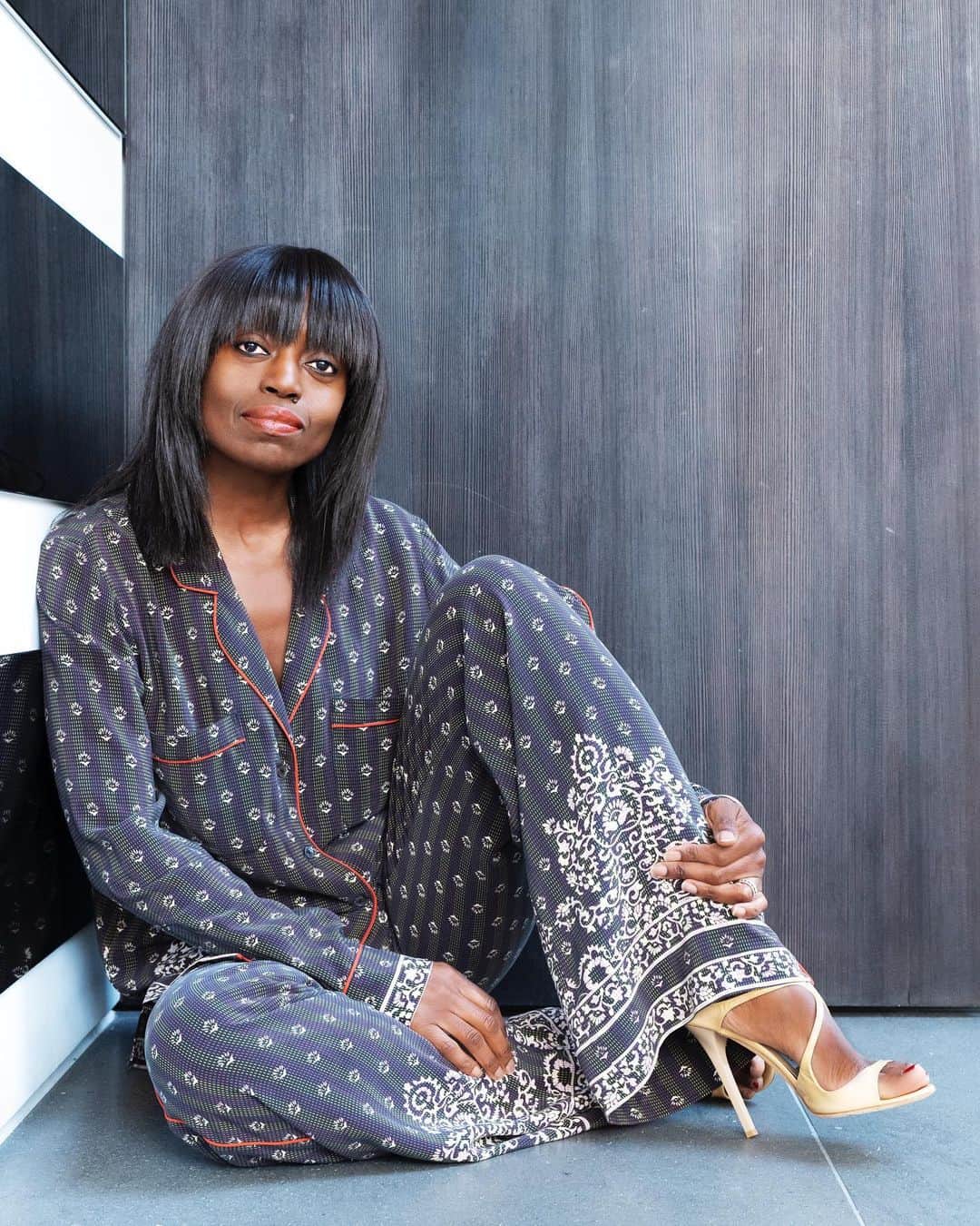 ボビー・ブラウンのインスタグラム：「Hi everyone @deepoku here, founder of @wienetwork. So honored to take over Bobbi’s page today. I’m a entrepreneur whose passion and life’s work is helping women build the professional networks they need to achieve their career goals. This picture was taken by the amazing film director/photographer @deborahandersoncreative and it makes me feel so beautiful. As a young girl growing up in London, I rarely saw images in the media that held up women who looked like me as examples of what was beautiful. It’s something I don’t want to see repeated for the next generation. Over the next hours I’ll share some images, ideas and people who inspire me and that I consider beautiful. And in the spirit of women supporting women, I’ll also introduce you to the founders of a couple of my favorite black owned beauty brands. Please mark your diaries for 12pm ET and 3pm ET to join me on IG Stories. Also please say hi in the comments. Love to get to know you. Dee 💃🏿」