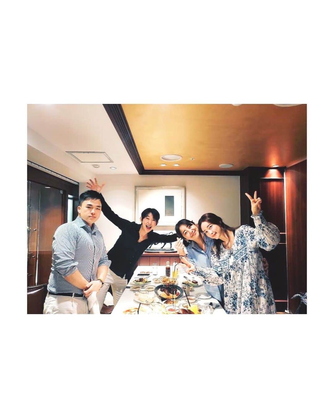 ホン・スアさんのインスタグラム写真 - (ホン・スアInstagram)「밥한번 사고 파서 불렀는데,  생일 담날이라 괜히 부담을 줬나보다 .......아...미안해라 ㅠㅠㅜㅠ😢🙏🏻 소중한 인연에 감사하다. 살아보니 무엇보다 건강이 최고다.  건강하자 ! 언니,오빠,인화  감사해요 사랑합니다.  밥도 언니가사고 왜구래ㅠㅠㅠㅠ 민폐생일.....🙇🏻‍♀️💖🙏🏻」7月1日 21時44分 - sooah.hong