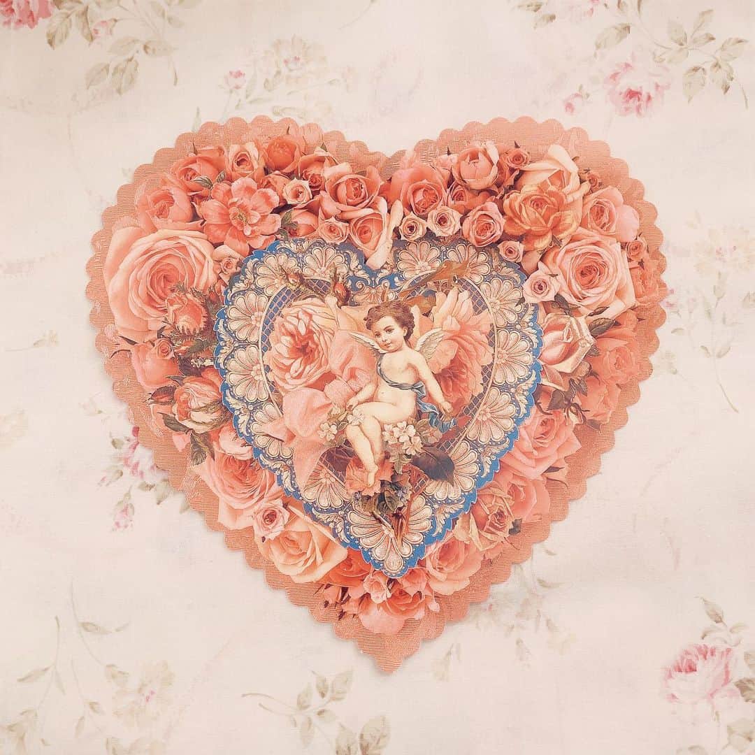 酒元麻衣（まいへー）のインスタグラム：「❤️ . . . 出産予定日がぽんちゃんのお誕生日なので当日渡せる様にお手紙を書いておいた…💌 . . ぽんちゃんには妊娠期間中本当に沢山支えてもらいました🐿つわりの時期はずっと元気がない私に嫌な顔せずずっと明るく接してくれて、家事も沢山手伝ってくれたり。赤ちゃんグッズを買いにいくのもすごく楽しそうに一緒に選んでくれたり。妊娠後期は仕事で疲れてるのに夜のお散歩に付き合ってくれたり。ぽんちゃんのおかげで幸せな妊娠期間を過ごせたなぁ😢 何より赤ちゃんの誕生をすごく楽しみにしてくれている事がとても嬉しい♡ 沢山沢山支えてもらって感謝の気持ちで一杯🌹 赤ちゃんが産まれてからの生活がとっても楽しみ♡本当にいつもありがとう♡」