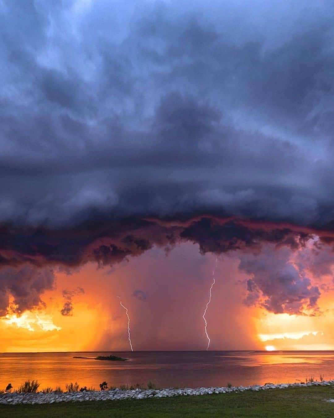 のインスタグラム：「A stunning sunset thunderstorm in Florida.  Photography  @stormvisuals Curated by @steffeneisenacher  #florida #sunset #sunsetphotography #thunderstorm #lightning #stormchasing」
