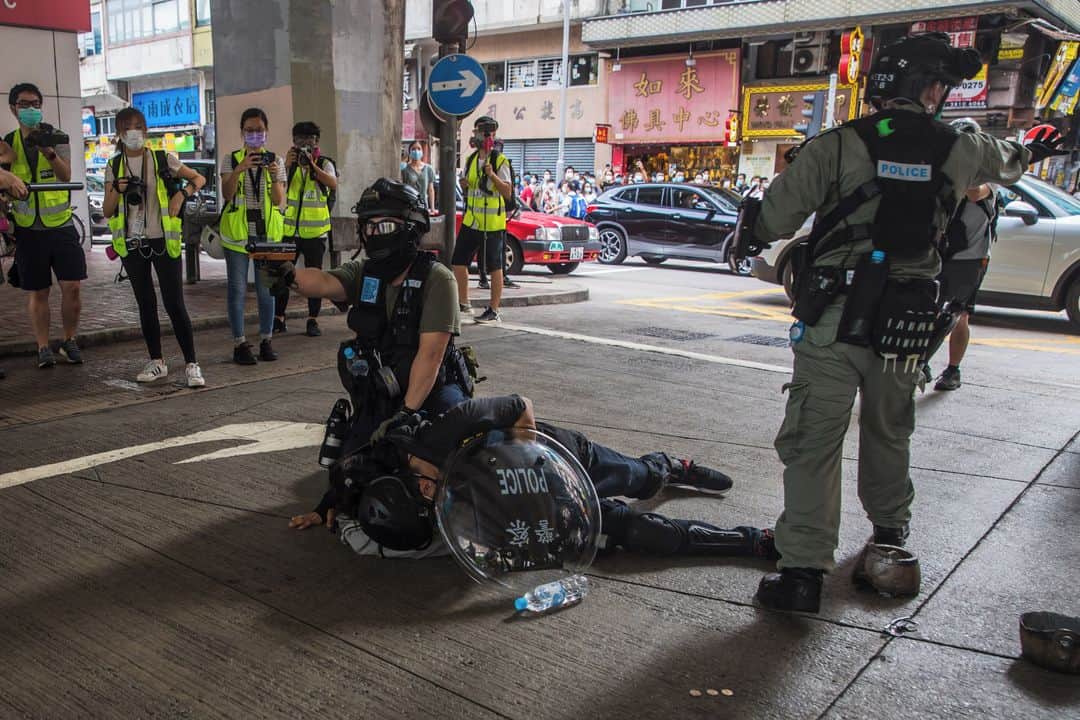 AFP通信さんのインスタグラム写真 - (AFP通信Instagram)「AFP Photo 📷 @daledelarey 📷 @alastairpike - Hong Kong makes first security law arrests as thousands defy protest ban -⁣ .⁣ Hong Kong police made the first arrests under Beijing's new national security law on Wednesday as the anniversary of the city's handover to China was met by thousands defying a ban on protests.⁣ .⁣ Police deployed water cannon, pepper spray and tear gas throughout the afternoon, arresting more than 180 people, seven of them for breaching the new national security law.⁣ .⁣ The confrontations came a day after China imposed its controversial legislation on the restless city, a historic move decried by many Western governments as an unprecedented assault on the finance hub's liberties and autonomy.⁣ .⁣ #HongKong」7月1日 21時48分 - afpphoto