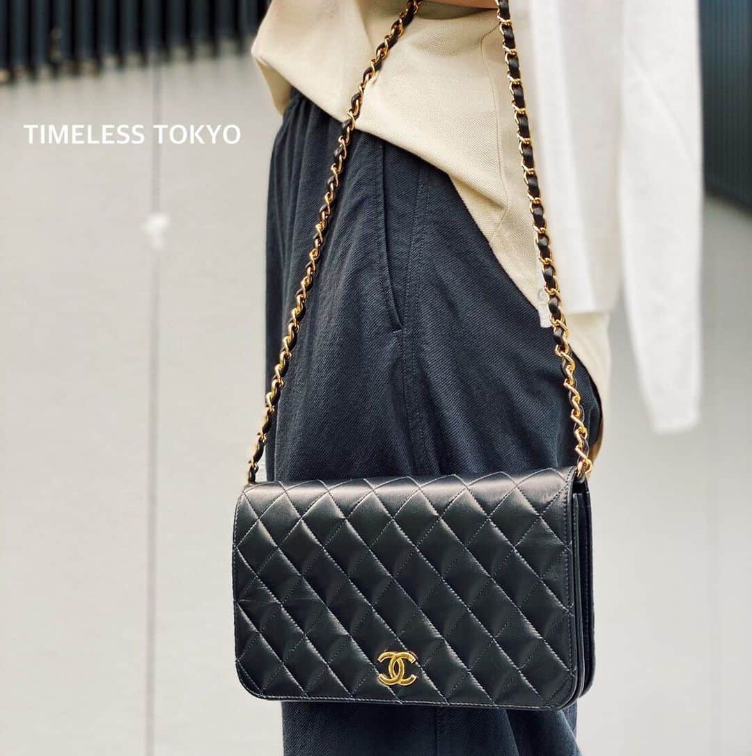 Paula’sのインスタグラム：「【CHANEL】  マトラッセ チェーン ショルダーバッグ ブラック 5番台  憧れる女性も多いシャネルのマトラッセ！  マトラッセのバッグの魅力は、持つ人を格上げしてくれる上品さにあります  パーティなどの装いに華やかさを添えてくれるのは勿論のこと、ジーンズなどのカジュアルな装いにもよく合って、コーディネートのアクセントとして大活躍！  ワンランク上のお洒落にしてくれますデイリーから特別な日まで、様々な場面でお使いいただけることも人気の理由です！  詳細はWEB SHOPにて 【E21312】. #timelesstokyo#timeless#tokyo#vintage#vintageshop#chanel#selectshop#CELINE#HERMES#GUCCI#DIOR#celine#chanel #シャネル#ヴィテージバッグ」
