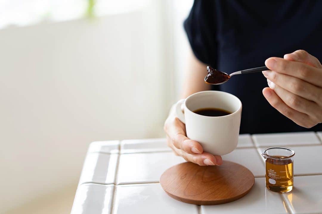 cafe_no_maのインスタグラム：「Recently we are really into home-made coffee jelly made of freshly brewed coffee . この頃すっかりはまっているコーヒーゼリー。 焙煎したてのシングルオリジンをドリップして 熱いうちにゼラチンとほんの少しの甘味をまぜて作ります。  蒸し暑いこの季節は食後に食べるのが楽しみの日課になっています。」