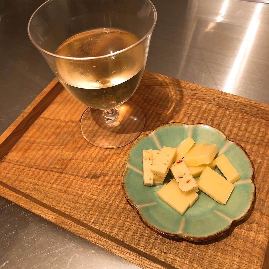 眞鍋かをりさんのインスタグラム写真 - (眞鍋かをりInstagram)「ゆっくり座って飲むことがなくなってしまった…キッチンの片付けをしながら飲む。白ワインはアルゼンチンのトロンテス、チーズはグリュイエールとスパイス入りゴーダです。豆皿は最近のお気に入り。ブルーやミントグリーンのお皿を集めています。」7月1日 21時54分 - wo_0531