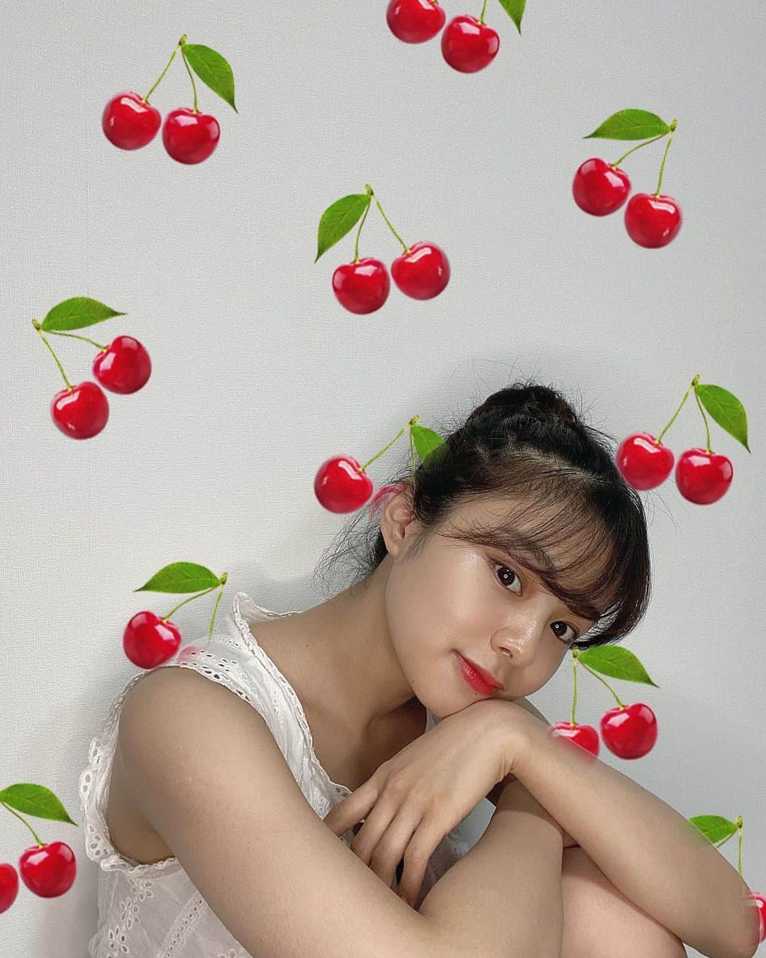 のインスタグラム：「* 7月！ よろしくお願いします〜  最近じめじめしてるから お部屋にいるときはだいたいお団子ヘア🍡」