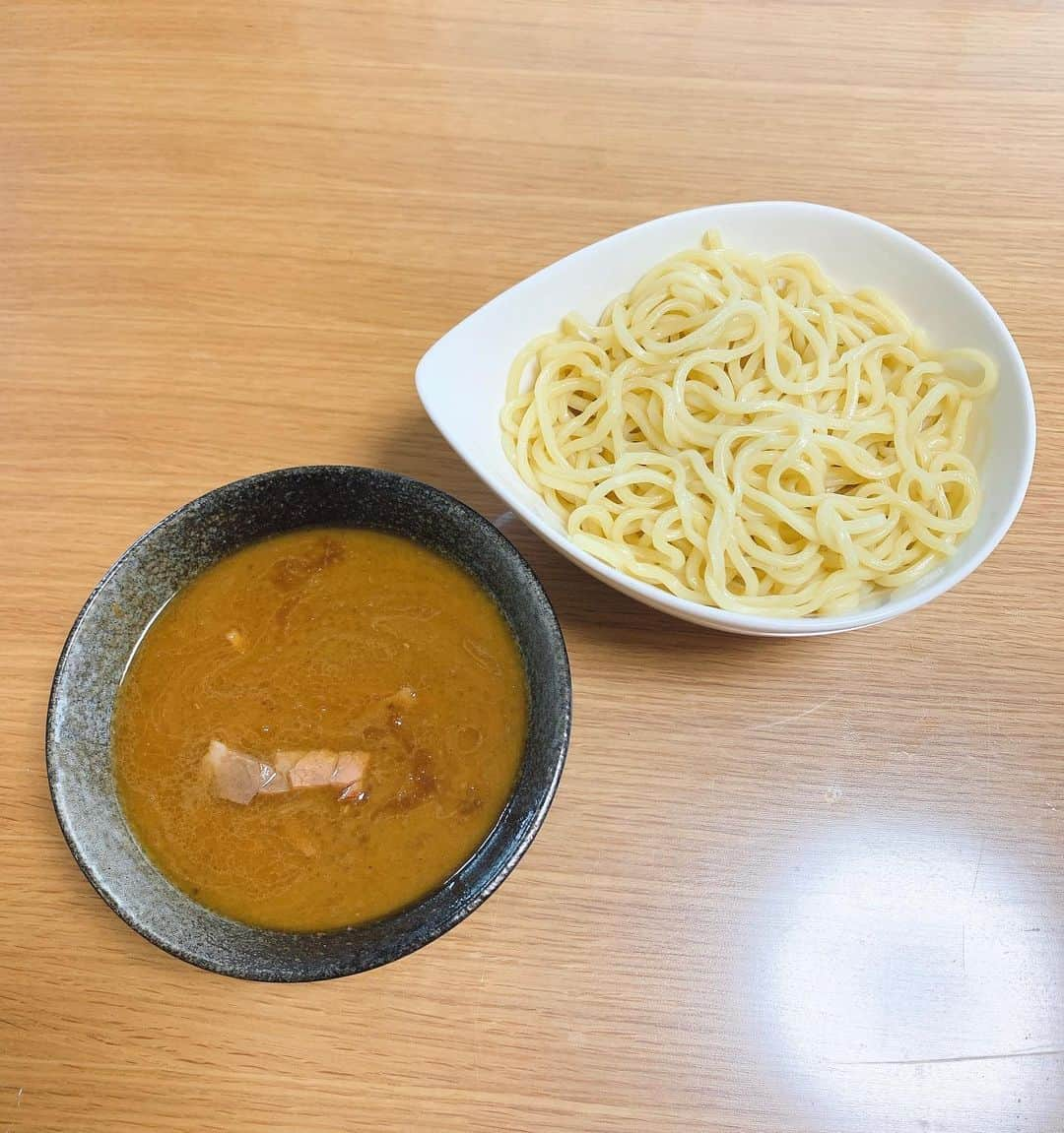 渋木美沙のインスタグラム：「つけ麺が大好きなわたしが この自粛期間に一番ハマった食べ物！！ #麺屋武蔵特製濃厚つけ麺3食セット なのですー✨  麺屋武蔵さんがこだわり抜いた麺で人気メニューがお家で食べれるの😍✨✨  濃厚つけ麺が2食、つけ麺が1食 入ってるので食べ比べもできるよ！！  麺は太麺でツルツルモチモチ食感✨ 濃厚スープはめちゃくちゃ魚介系の出汁が効いてて そして、ネギを好みで入れて食べると また一味変わってさらに美味しく食べれるのでオススメです！！！  個人的には濃厚つけ麺の方がツボでした✨✨ 濃厚って効くと重たく飽きちゃいそうなイメージもあると思いますが 全然そんなことなく、あっさりとぺろっと食べれました✨✨✨✨  麺屋武蔵の通販サイトから ご注文できるので この期間ぜひ頼んでみてください！！ お家で本格的なつけ麺が食べれるよ❤️  #つけ麺 #つけ麺好きな人と繋がりたい #家で作ろう #つけ麺大好き」