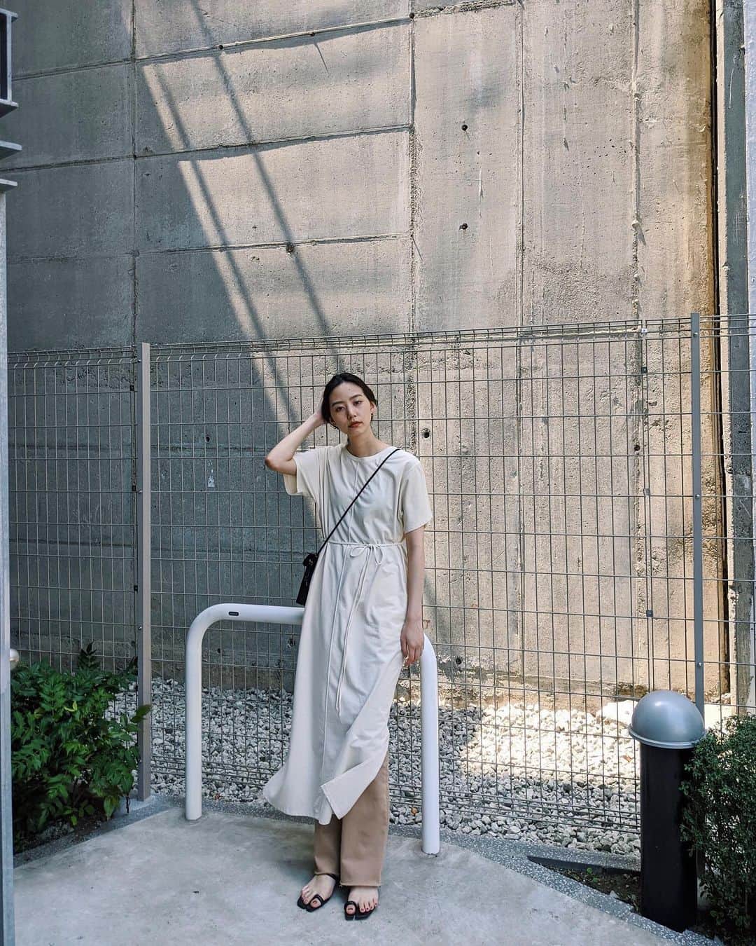 Shiho Sasakiのインスタグラム：「ワントーンコーデ🤍 こういうリラックスシルエットのワンピースは 夏も涼しくて快適で大好き🍦 ウエストタイ付きなので色々アレンジして着れるのも🙆‍♀️ #MOUSSY#MOUSSYSNAP」