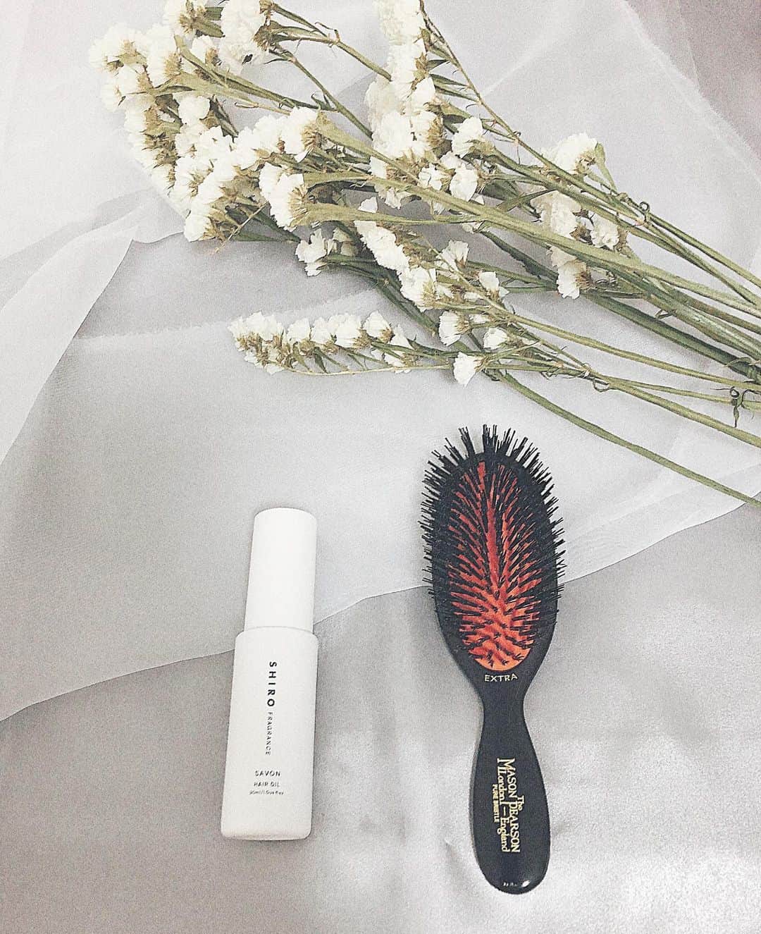 のインスタグラム：「♡ ヘアケアのリクエストもらったのでお気に入り紹介🧚🏻‍♀️ ・SHIRO HAIR OIL  SHIROは他にも使ってるけどとにかく良いにおい🤍💛  ・MASON PEARSON  ヘアブラシ 静電気が起きにくくて、ブラッシングするだけでツヤがでるからおすすめ😘  #ヘアケア #ヘアケアグッズ #ヘアブラシ #メイソンピアソン #shiro #hairoil #masonpearson」