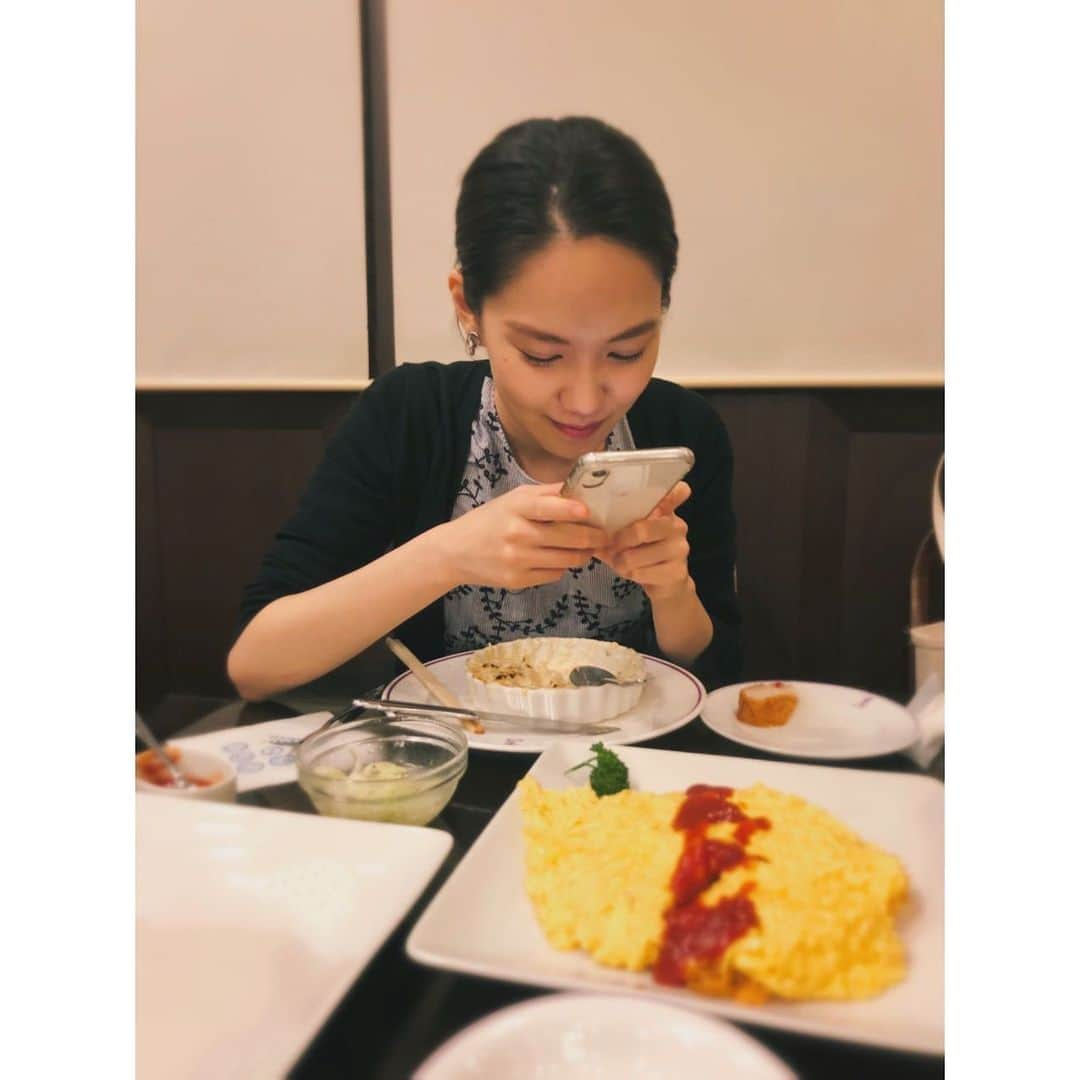 田中こなつさんのインスタグラム写真 - (田中こなつInstagram)「🍽🍽🍽🍽 夕飯にたいめいけんへ、たんぽぽしに来ました。  #dinner #dinnertime #たいめいけん #タンポポオムライス #洋食 #茂出木シェフ #オムライス #美味しい」7月1日 22時07分 - konatsu_tanaka