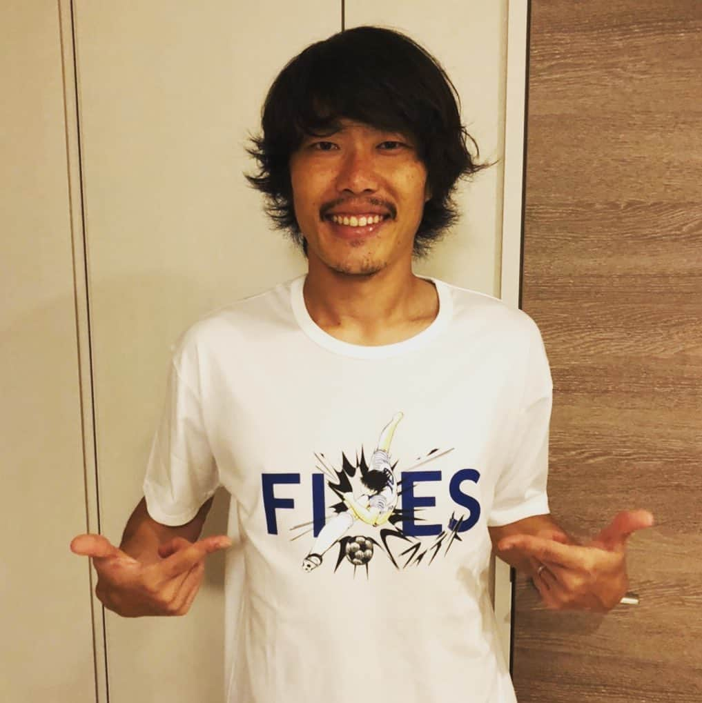 楠神順平のインスタグラム：「大好きなテルさん@teruteru620 のブランド『FIDES』と『キャプテン翼』がコラボしました！ めちゃくちゃかっこいいし、南葛SCとしてもめちゃくちゃ嬉しいです！！ テルさんありがとうございます！ これは絶対すぐなくなると思うのでお早めに😍  @teruteru620  @fides_japan   #fides #キャプテン翼 #南葛SC」