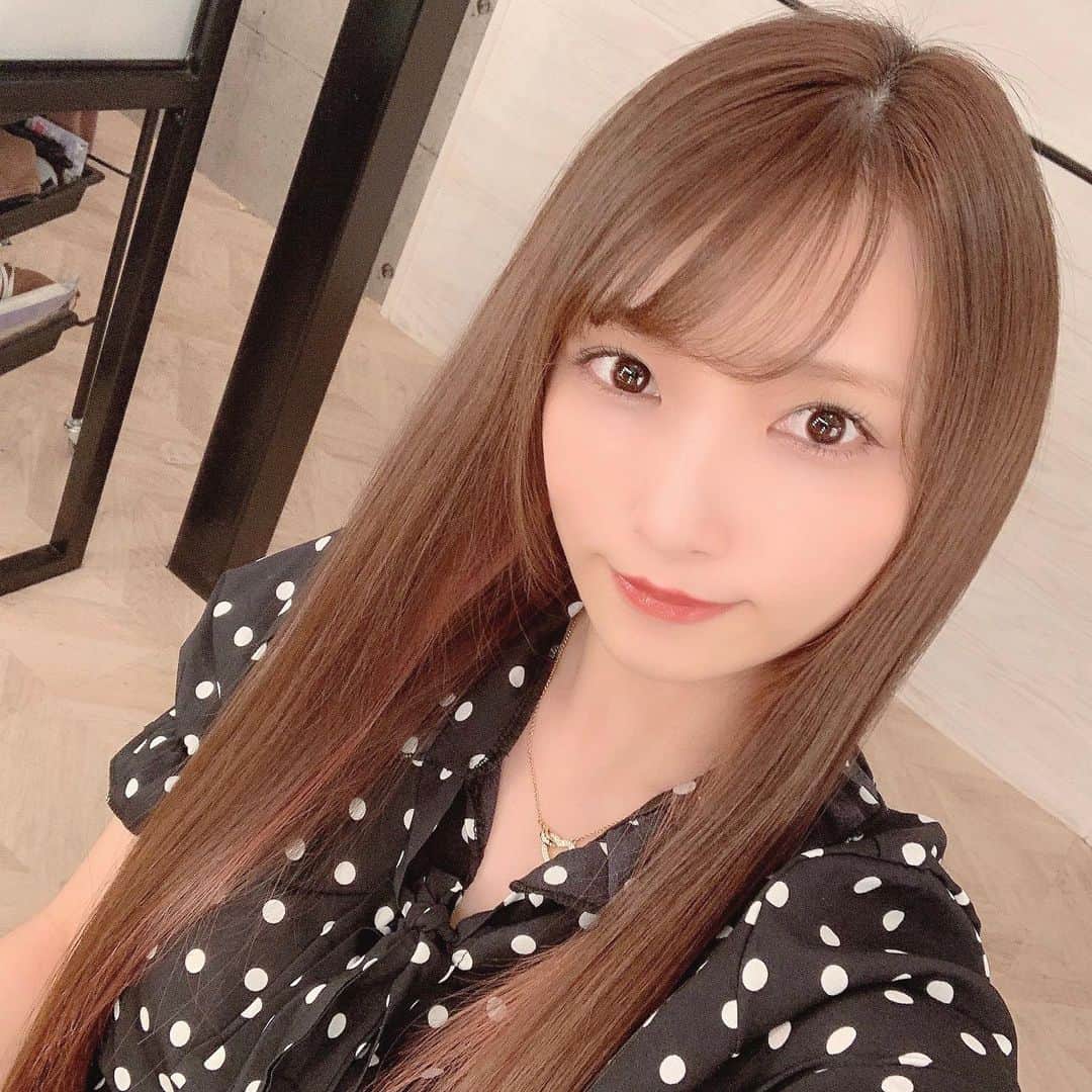 のインスタグラム：「♡ ． ケビンさんに最強トリートメントして頂いたよ😾❕🤍(@kv_amn29 ) 2枚目の動画見て欲しい🥺💖 ． 最高過ぎたから定期的に行って艶髪維持したい🤎✨ ． ． ．  #rrsalonaoyama  #ミネコラ #ミネコラトリートメント #aoyama #salon #髪質改善　#hair #モテ髪　#艶髪 #青山サロン　#東京　#tokyo #美容室 #トリートメント ． ♡」