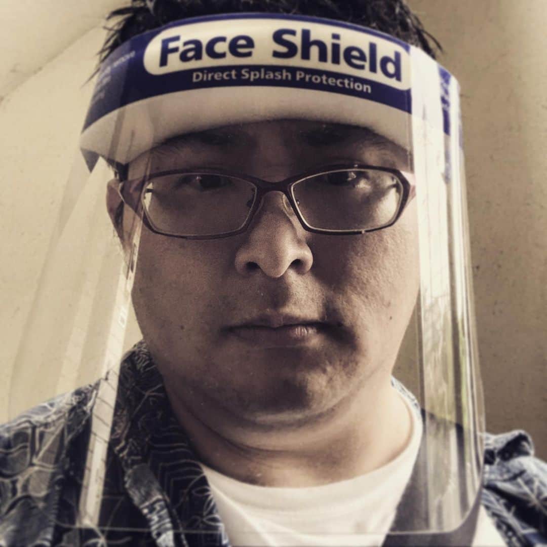 ゴンゾーのインスタグラム：「I wear a face shield.」