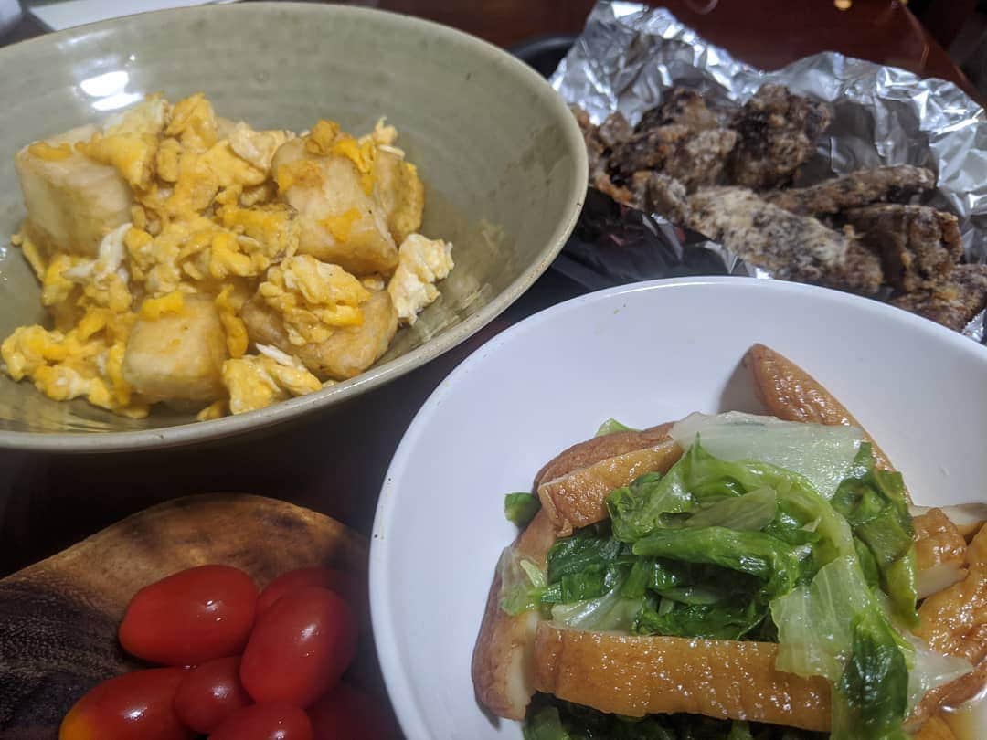 山部朱里のインスタグラム：「. . 【今日は歌わなかったから焦がさなかった！！！→つまみ食い増えた】 ①メバチマグロの唐揚げ ハナマサで300円で買ったメバチマグロ。照り照り焼きと唐揚げで2日楽しめました。にんにくしょうが醤油酒で漬けておいたよ。片栗粉鰹節混ぜた衣につけて揚げ焼き。そうそう最近は揚げ物するときに魚焼きグリルをだしてアルミホイルペーパータオルひいてそこに揚げたもの置いて油きりしてます。ママ友に教えてもらったよ。便利だから魚焼きグリルにおいたままグリル閉じたら、いざごはん食べようってなったとき一品ない！って探すから注意←やってしまった人 ②カリモチ豆腐とふわふわ卵のエビチリ風 卵2つと牛乳混ぜて(かさまし効果)、多めの油でふわふわスクランブルエッグのようにしておく。一旦フライパンから取り出しておく。木綿豆腐水切りして一口サイズに切って片栗粉つけて焼きます。焼いた卵投入、チリソースと醤油とあわせて完成！今度はあんかけにしてみようー！ ③ミニトマト 黄色赤い緑がそろった！ミニトマトは普段私のつまみ食い要員です。パクパク食べてしまう。トマトはお味噌汁で飲むんだけど前に載せてなかったかも？？今度載せますね。あとトマトに砂糖かけて食べるのって山形だけ？ ④しゃくしゃくレタスとさつま揚げ ちぎったレタスとさつま揚げをめんつゆで炒めて完成です。簡単すぎてごめんなさい。でもおいしいんだよ。これニラともやしの料理のアレンジ版です！ . . #晩御飯 #晩ご飯 #夜ごはん #料理 #献立 #簡単ごはん #簡単レシピ #簡単料理 #おかず #年子 #子育て #育児 #兄弟 #男の子ママ #7月スタート #ごはんのあとはアイスタイム . .」