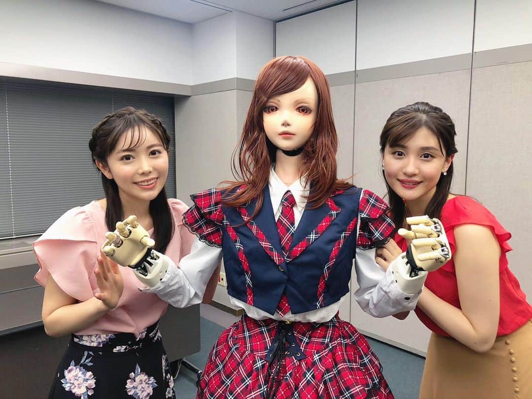 のインスタグラム：「今日のエンタテ！区の収録は、アナウンスロボットのしおりんと、この春入社したばかりで私の初めての後輩、本田アナと一緒でした✨  女性3人で和気あいあいとした収録になるかと思いきや... ...ああ、胸が痛い...💦 7月29日深夜0時55分からです🙇‍♂️  #福岡 #rkb毎日放送 #エンタテ！区 #テクノロジー #アナウンサー #ロボット #しおりん #新人 #本田奈也花 #辻満里奈 #fukuoka #technology #robot #japan」