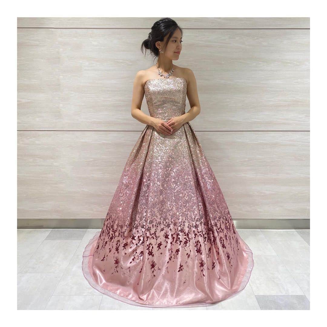 のインスタグラム：「【本館4F/AIMER】 . Color Dress SALE in ペリエ千葉店 7/2(The)〜7/29(Wed)の期間でドレスセールを開催致します👗✨ . 〜Muse〜 3層に描いたグリッターがタイムレスに愛される魅惑のオーガンジードレス… . グラデーションが織りなす美しさは思わず目を奪われます . No.12-100 Price ¥175,000+tax  - -> Dress Fair price 30%OFF 🎁¥122,500+tax🎁 . MAX 70%OFFにてお求めいただけます♪♪ お気軽にエメ千葉ペリエ店までお問い合わせください🌟 . . エメ千葉ペリエ店 043-227-9351 . #エメ#エメドレス#エメ千葉店#ペリエ千葉店4F#千葉駅ビル #演奏会ドレス#結婚式ドレス#パーティードレス#二次会ドレス #音楽家#花嫁衣装#ピンクドレス#グリッターグラデーション #ドレスフェア#ロングドレス#AIMER #ペリエDS」