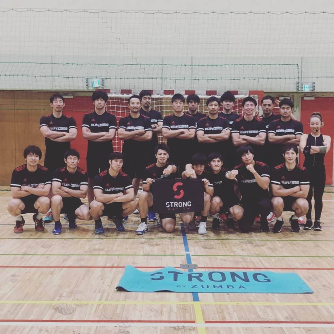 門山哲也のインスタグラム：「今日はチームトレーニングで@maib744 さんに来ていただいて、STRONG Nation を実施🤸 どんなものかよくわかってはいなかったところもありましたが、音楽に合わせて、1時間ぶっ通しで動き続け、最後は体幹地獄😭 ちょっと甘く見てたーー😂  きつかったーー‼️  でも、いつもと違って楽しかったーー🎵」