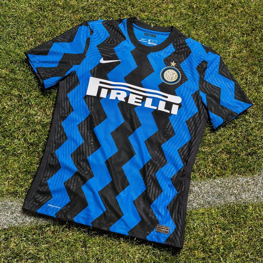 HYPEBEASTさんのインスタグラム写真 - (HYPEBEASTInstagram)「@hypebeaststyle: @nike has officially unveiled @inter Milan's upcoming 2020/21 jersey. This new interpretation of the classic kit design is a tribute to the work of various Milanese designers in the 1980s and replaces the traditional stripes with zigzags creating a post-modernist design. The jersey is set to release on July 1.⁠⠀ Photo: Nike」7月1日 22時16分 - hypebeast