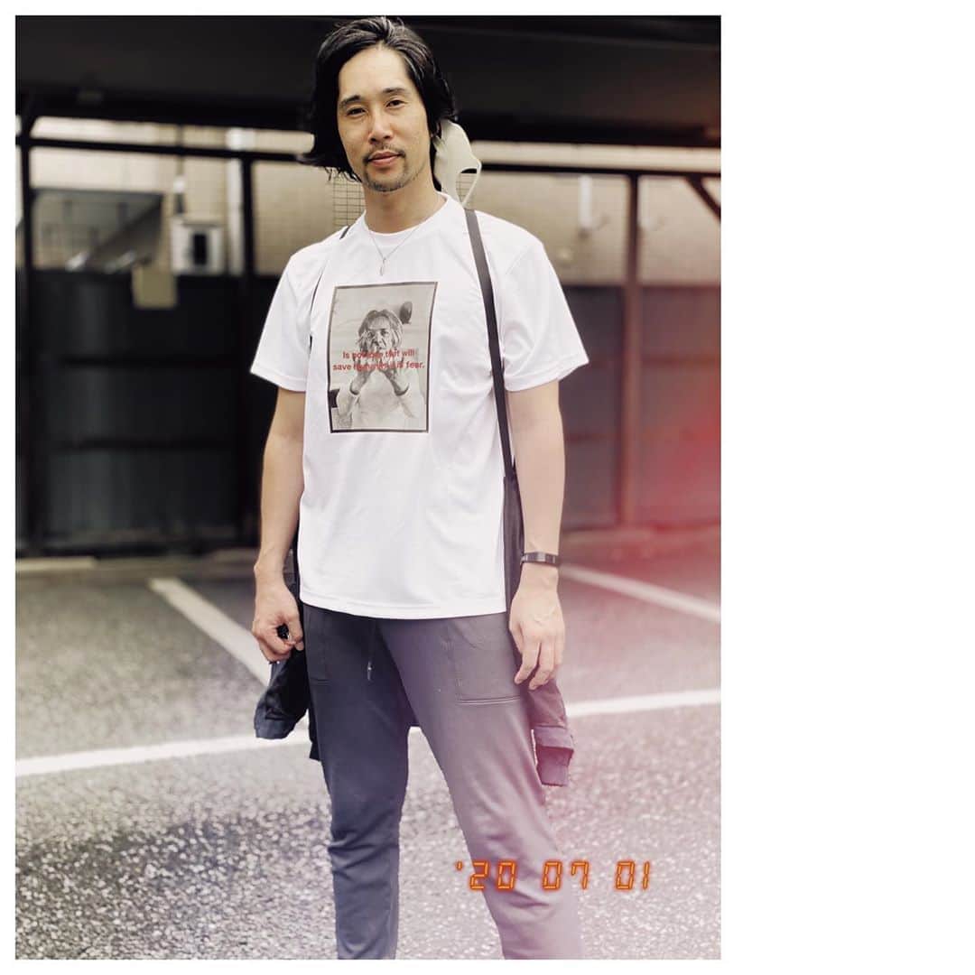 芥川舞子のインスタグラム：「洋輔先生にUGクリシュナムルティのＴシャツを着せて、私の夢を勝手に叶える企画を催行しました。  カッコイイ人とカッコイイ人を掛け合わせて最高カッコイイ。  こちらのＴシャツは長らく構想してようやく作ることができた完全オリジナル非売品です。 自分たちだけで楽しむ専用。」