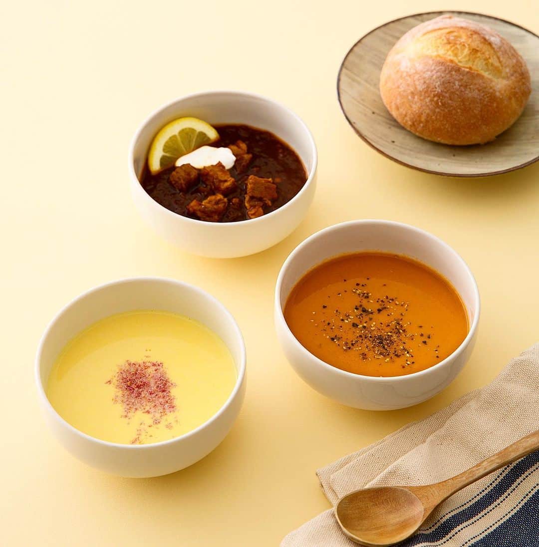 Hanako公式さんのインスタグラム写真 - (Hanako公式Instagram)「美味なる冷凍食品🥣﻿ ﻿ ●〈Soup Stock Tokyo〉の「3つのスープと石窯パンのセット」﻿ じっくり仕立てたダシと食材をあわせた“食べるスープ”の専門店🥄スープだけでも買えるが、おすすめはパンとのセット。スープとも合うしっとり弾力のあるパンは、石窯のオーブンで焼いたもの。スープは看板メニューのオマール海老のビスク、とうもろこしとさつま芋のスープ、東京ボルシチの3種🥖ヨーグルトやスパイスを添えるなど、“ちょい足し”アレンジしてみても楽しい。1パック各180ｇ、カジュアルボックス入り。﻿ ﻿ ﻿ 【Hanako1186号_2020年の今こそ取り寄せたいもの発売！】﻿ #Hanako #Hanako_magazine #stayhome #おうち時間 #おこもり #ポジティブおこもり #日々の暮らしを楽しむ #丁寧な暮らし #おうちカフェ #コーヒーのある暮らし #おやつの時間 #おうちごはん #部屋作り #シンプルな暮らし #お取り寄せ #お取り寄せグルメ #常備菜 #スープストック #soupstock #photoby_KozueHanada」7月1日 22時21分 - hanako_magazine