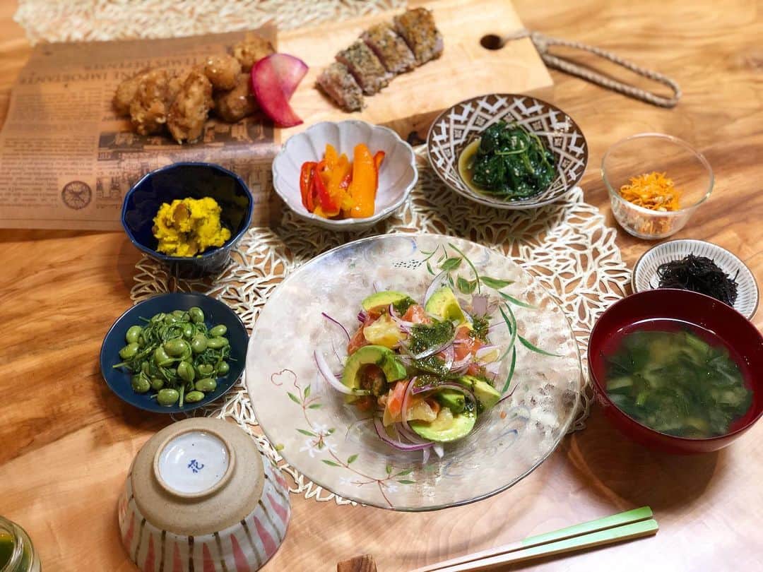 大戸千絵さんのインスタグラム写真 - (大戸千絵Instagram)「こんばんわ。 先日の#旦那ご飯　です。 今週末は、Jリーグが再開。 いよいよだな！という気持ちです⚽️  待ち遠しいですが、今は無事にその日を迎えられる事を願って日々献立を考えています👩🏻‍🍳💭💭💭  この日はスモークサーモンをアボカドと、グレープフルーツ、アーリーレッドであえました。 ドレッシングも自家製で家で取れたバジルを使ってスパイシーなドレッシングをかけました。  ♢献立♢ ・スモークサーモンとアボカドグレープフルーツのサラダ ・えだまめとおかひじきの豆乳マヨカレー ・アーモンドとかぼちゃのサラダ ・パプリカのホワイトバルサミコソテー ・モロヘイヤの胡麻和え ・くるみのにんじんラペ ・あらめ煮 ・大豆ミートの甘酢漬け ・マグロカツ  おかひじき、とは 出回っているもののほとんどが無農薬です。 カルシウム、ビタミンEやカロテン、カリウムなどアスリートにかかせない栄養素が多いです。 抗酸化作用、長時間の運動による筋肉の収縮を助けら痙攣防止にも。  この日はモロヘイヤも購入できたので、なんだかホッとして提供できました👩🏻‍🌾  見かけたらぜひ利用してみてください💕 明日の献立にどうぞ〜  #ふくた家の食卓#夕飯#旦那ご飯#子供ご飯#晩ご飯 #献立#晩ご飯献立#アスリート飯」7月1日 22時34分 - chie_ohto