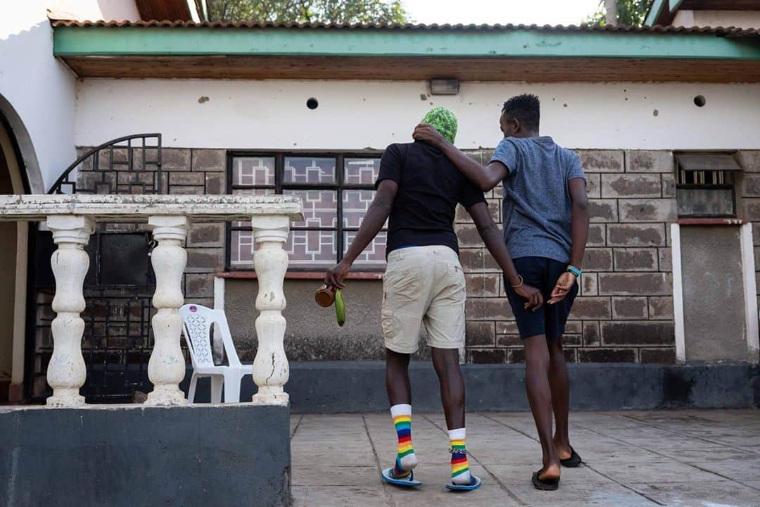 National Geographic Creativeさんのインスタグラム写真 - (National Geographic CreativeInstagram)「Photo by @nicholesobecki  Portrait of Raymond Brian, a Ugandan refugee and a non-binary person who goes by the name of Mother Nature, outside the safe house they helped found in a Nairobi suburb. Like several others in the house, Mother Nature had been approved for resettlement to a third country before the coronavirus crisis hit and all travel was put on indefinite hold. Scroll to the second frame to meet Chris Wasswa, who goes by the name Tina, sharing a quiet moment with his boyfriend of nearly two years. Both Mother Nature and Tina are among the nearly 500 migrants in Kenya (and more than 3,000 across Africa and 10,000 worldwide), who have been left in limbo by the pandemic. For gay and transgender Ugandan refugees in Kenya, such delays comes with immediate risks. “The delay was really traumatizing,” said Mother Nature, explaining that their community has also had to grapple with rising homophobia as fear and uncertainty around the virus leaves people searching for someone to blame, however unfairly.  Now, restrictions on resettlement are lifting, and those waiting to rebuild their lives are once again allowing themselves to hope. Follow me on @nicholesobecki for more coverage of the Covid-19 crisis in Kenya.」7月1日 22時27分 - natgeointhefield