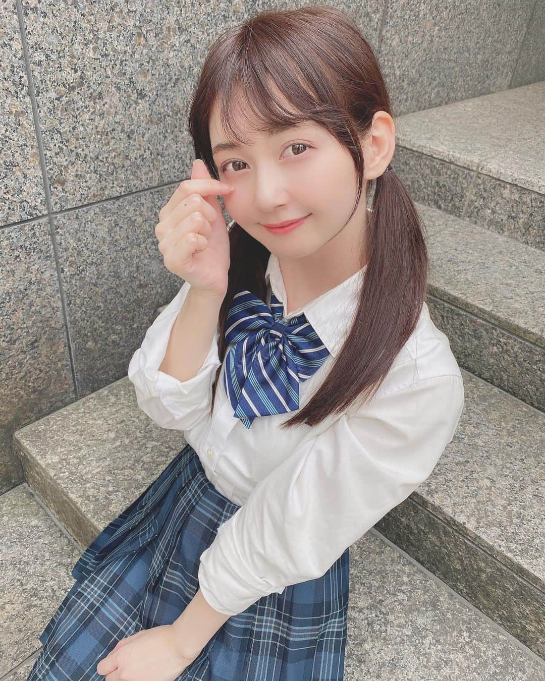 金久保マユ（ぼんぼん）さんのインスタグラム写真 - (金久保マユ（ぼんぼん）Instagram)「ちょっと前に、、、 お仕事出来た時の制服👧🏻 . 髪の毛が明るいせいでよりコスプレ感が増す😰そろそろ流石に、、、と思いつつ、着られる機会があるのは嬉しいことなので(?)チャンスがあれば貪欲に着ていこうと思います😰笑 . . . 今日のYouTubeはダミヘ×Tapping！ ぜひぜひみてくださいー！！❤︎ . . . . . . . . . . . #ポートレート#美意識向上#かわいい#かわいくなりたい#ふわふわ#自撮り界隈#ゆるふわ#しろ#ぴんく#ラルム#メイク#おんなのこ#YouTube#らぶ#すき#ゆめかわいい#制服#制服デート#jk#放課後#ツインテール #Tapping#asmr#animegirl#japanesegirl#girl#love#cute#twintail#cosplay」7月1日 22時28分 - kanakubo_mei