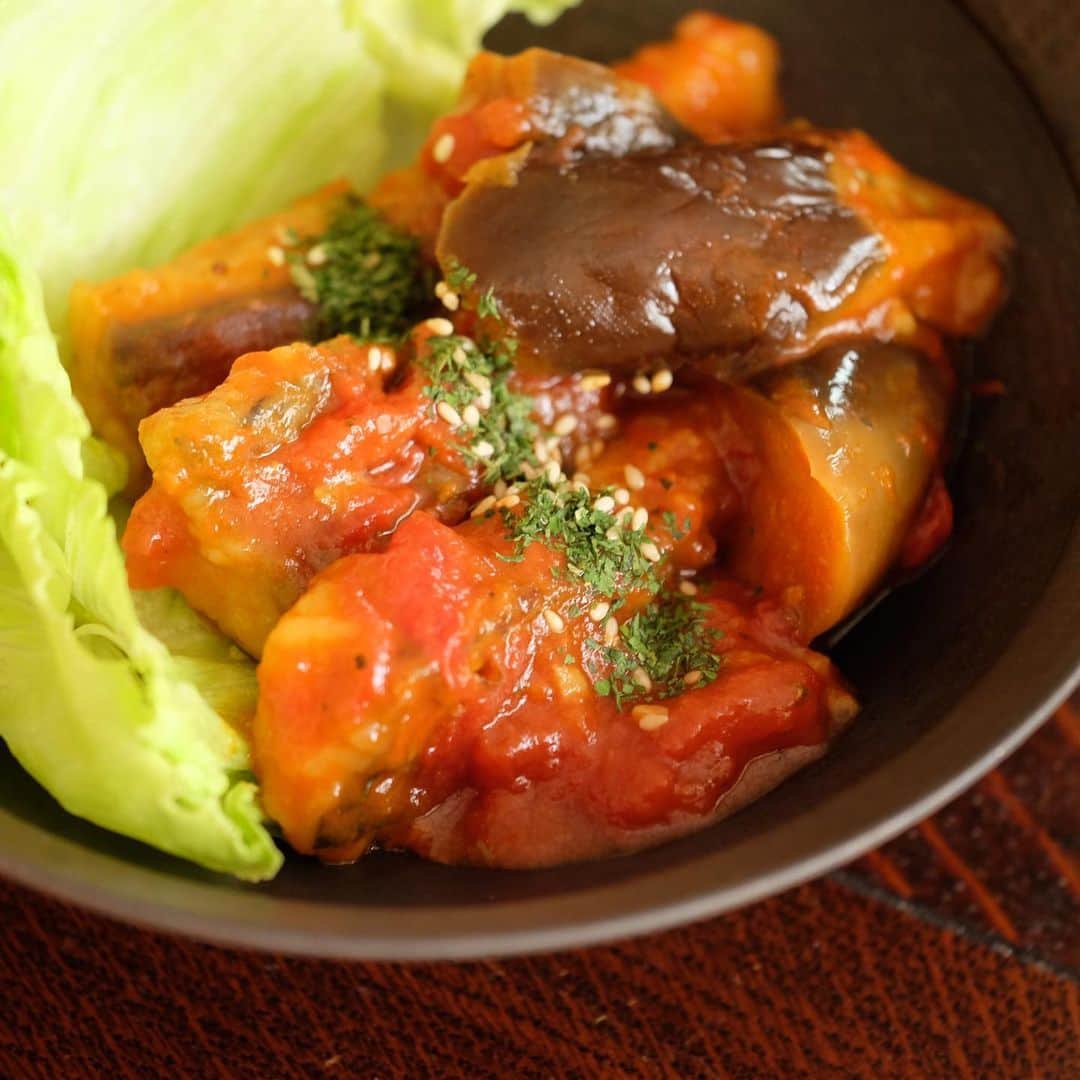 麻木久仁子のインスタグラム：「鯖と茄子のトマト煮込み。  蒸し暑い日が増えてきました。 体を冷ますトマトや茄子は、これからの時季、たっぷり食べたい！  そして鯖。 よい気を補って夏バテに備える。  ご飯にもパンにも合う。」