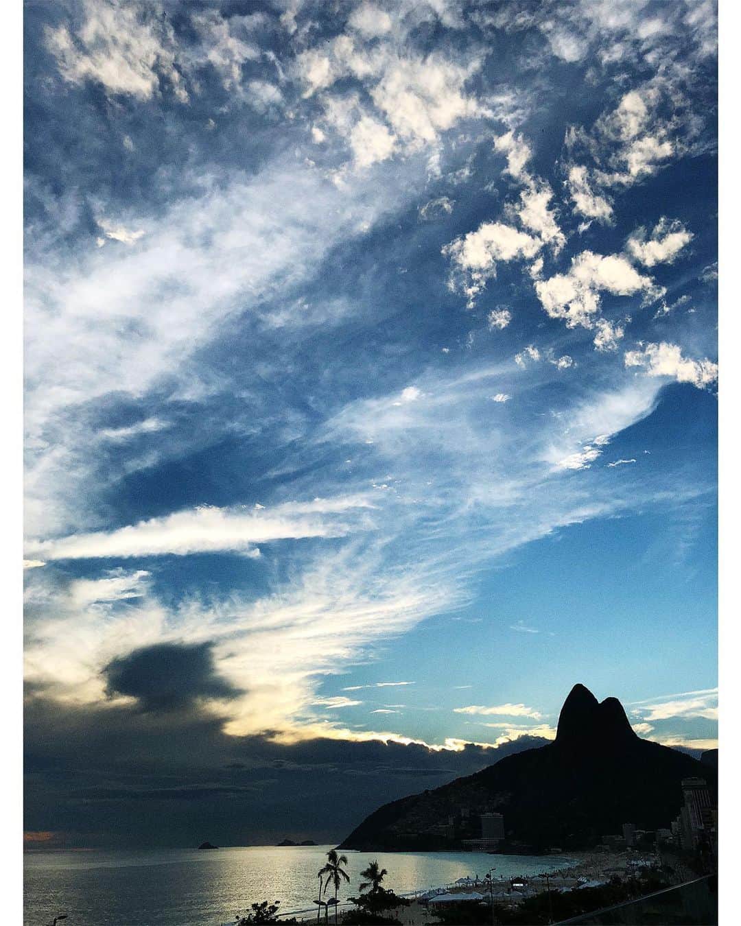 マリオ・テスティーノのインスタグラム：「ON SALE NOW: Sunset 1, Rio de Janeiro, 2017.  This Limited edition print from the new series ‘Sunrises & Sunsets’ is on sale via the link in bio. ⁣ ⁣ As a photographer, I have realised nothing inspires me more than light.  I spend all my time checking to see if the light is beautiful or not. For me, the most impressive light is always daylight and the most magical moments are when the sun rises in the morning and when it sets again at dusk.  I have been fortunate to document these moments around the world and am happy to present them here for my Instagram followers, and for the first time make them available to purchase. I hope you enjoy them as much as I do. ⁣ -⁣ EN  VENTA AHORA: Me he dado cuenta de que, como fotógrafo, nada me inspira más que la luz. Siempre estoy mirando si la luz es hermosa o no. La luz más impresionante para mí es siempre la luz del día y los momentos más mágicos son cuando sale el sol por la mañana y cuando se pone al atardecer. Tuve la suerte de documentar estos momentos en todo el mundo y estoy feliz de presentarlos aquí para mis seguidores de Instagram; además de que, por primera vez, estén disponibles para compra. Espero que los disfruten tanto como yo.⁣ -⁣ SUNRISES & SUNSETS SERIES, 2020 ⁣ -⁣ The five prints from the Sunrise & Sunset Series are available to buy at a special introductory price, link in bio.⁣ Please note, framed images are for illustrative purposes only.  ⁣ #SunriseAndSunsetSeries #Sunset #Sunrise #TestinoLight #Rio #Brazil #MarioTestino⁣ ⁣」