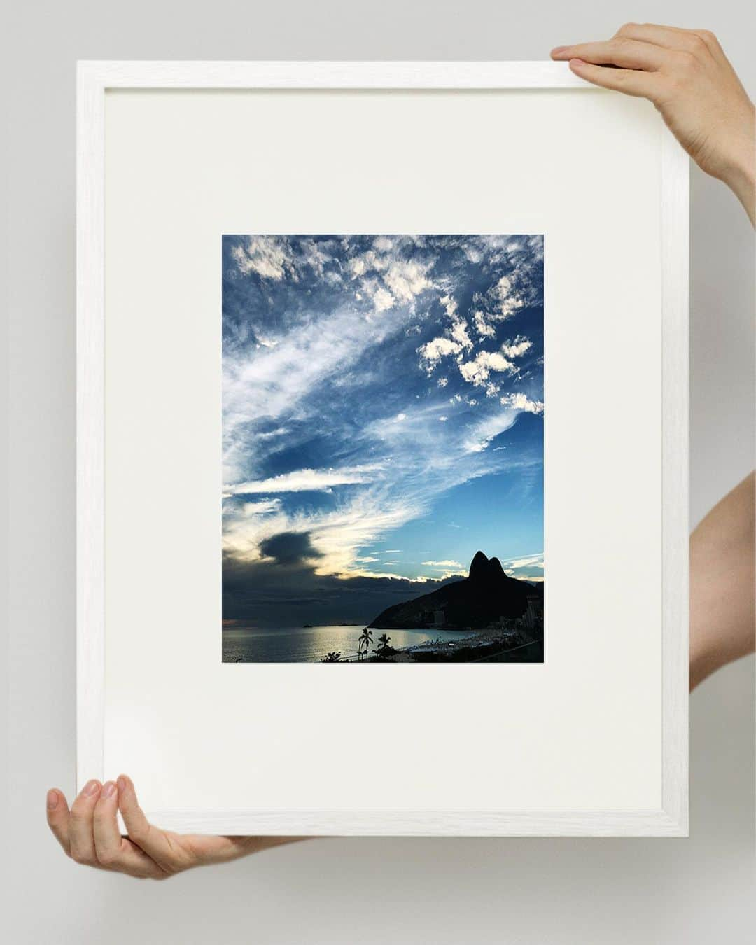 マリオ・テスティーノさんのインスタグラム写真 - (マリオ・テスティーノInstagram)「ON SALE NOW: Sunset 1, Rio de Janeiro, 2017.  This Limited edition print from the new series ‘Sunrises & Sunsets’ is on sale via the link in bio. ⁣ ⁣ As a photographer, I have realised nothing inspires me more than light.  I spend all my time checking to see if the light is beautiful or not. For me, the most impressive light is always daylight and the most magical moments are when the sun rises in the morning and when it sets again at dusk.  I have been fortunate to document these moments around the world and am happy to present them here for my Instagram followers, and for the first time make them available to purchase. I hope you enjoy them as much as I do. ⁣ -⁣ EN  VENTA AHORA: Me he dado cuenta de que, como fotógrafo, nada me inspira más que la luz. Siempre estoy mirando si la luz es hermosa o no. La luz más impresionante para mí es siempre la luz del día y los momentos más mágicos son cuando sale el sol por la mañana y cuando se pone al atardecer. Tuve la suerte de documentar estos momentos en todo el mundo y estoy feliz de presentarlos aquí para mis seguidores de Instagram; además de que, por primera vez, estén disponibles para compra. Espero que los disfruten tanto como yo.⁣ -⁣ SUNRISES & SUNSETS SERIES, 2020 ⁣ -⁣ The five prints from the Sunrise & Sunset Series are available to buy at a special introductory price, link in bio.⁣ Please note, framed images are for illustrative purposes only.  ⁣ #SunriseAndSunsetSeries #Sunset #Sunrise #TestinoLight #Rio #Brazil #MarioTestino⁣ ⁣」7月1日 22時32分 - mariotestino